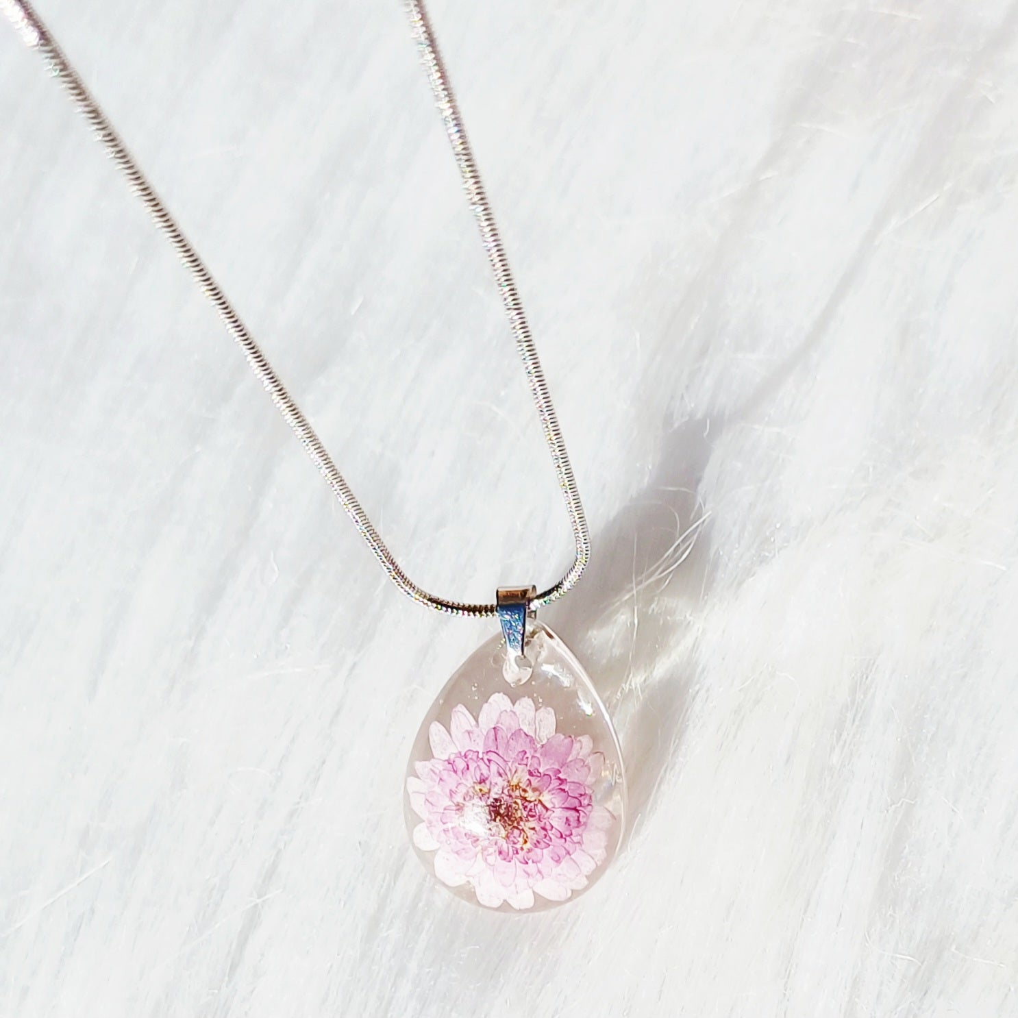 Collier Fleur Rose – Douceur et Élégance