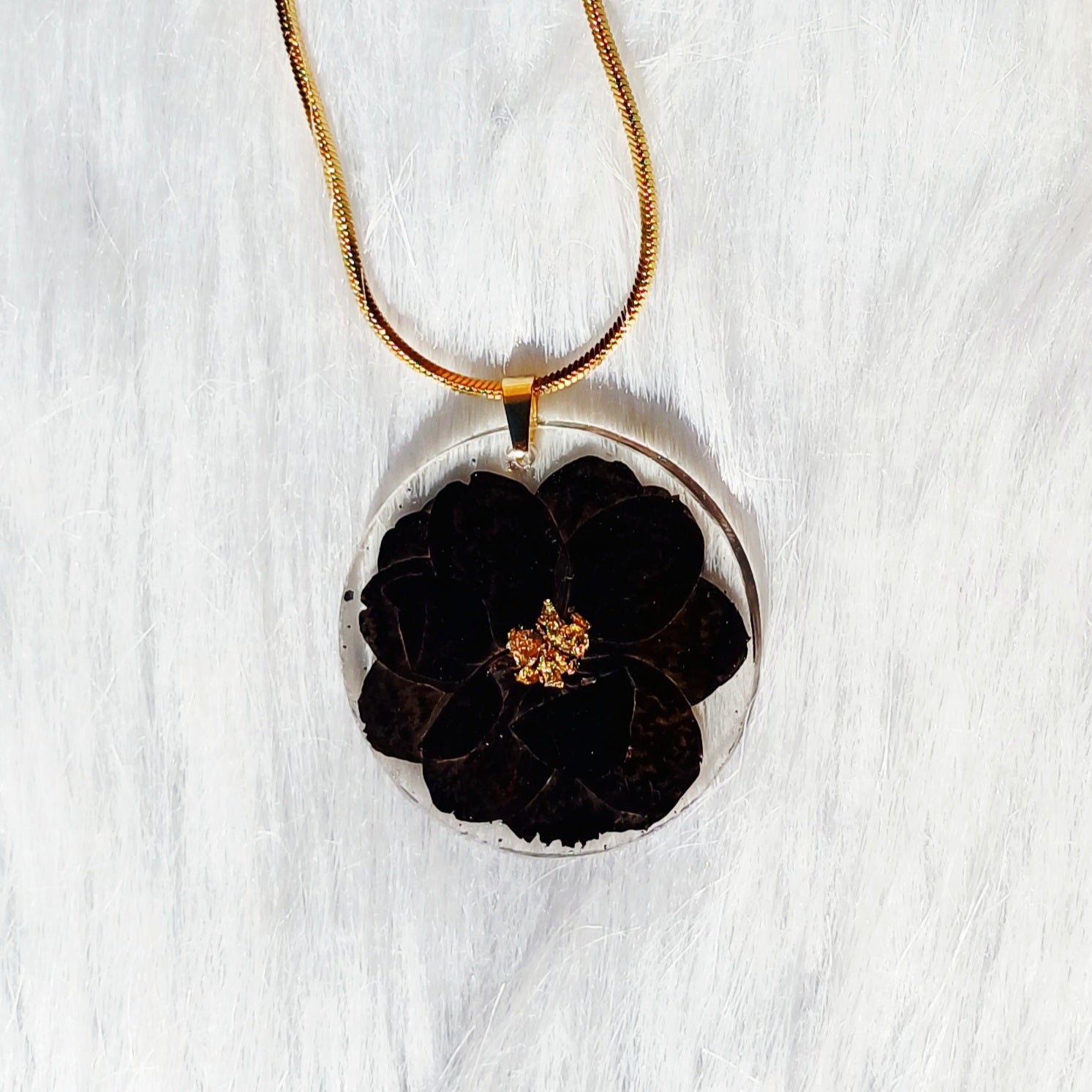 Collier Fleur Noir et Feuille d'or – Élégance Intemporelle