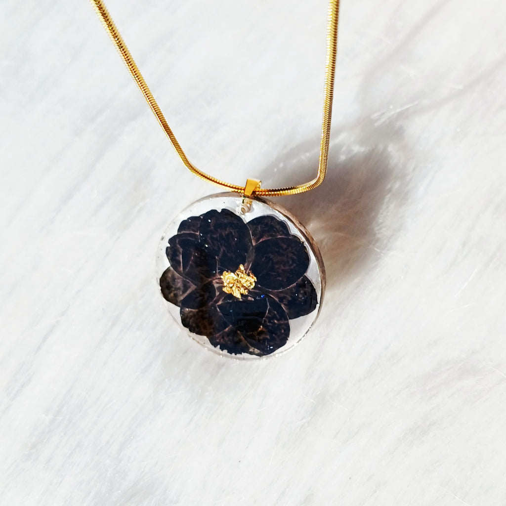 Collier Fleur Noir et Feuille d'or – Élégance Intemporelle