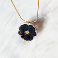 Collier Fleur Noir et Feuille d'or – Élégance Intemporelle
