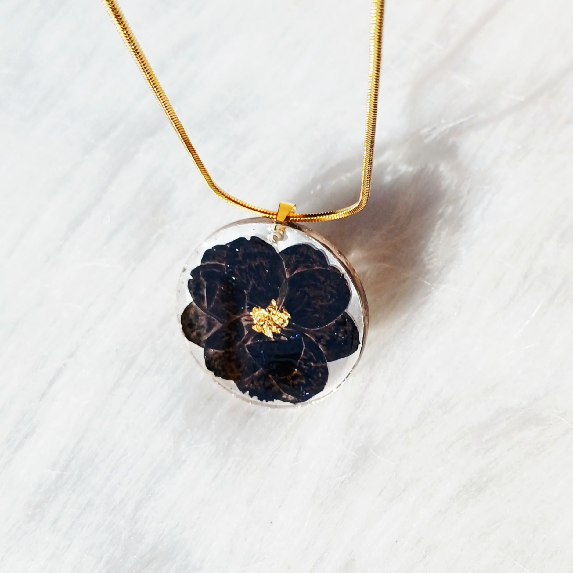 Collier Fleur Noir et Feuille d'or – Élégance Intemporelle