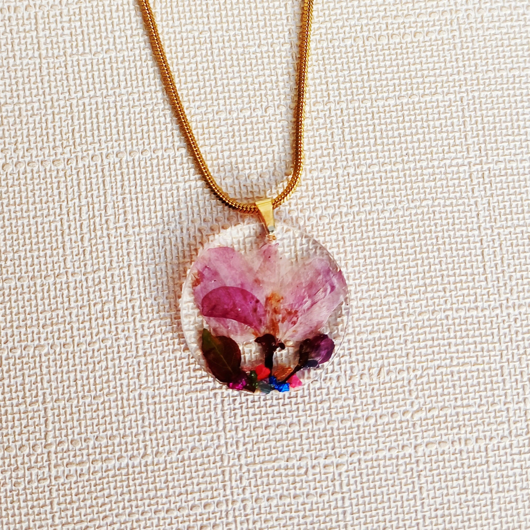 Collier Fleur Violette et Cristaux Colorés
