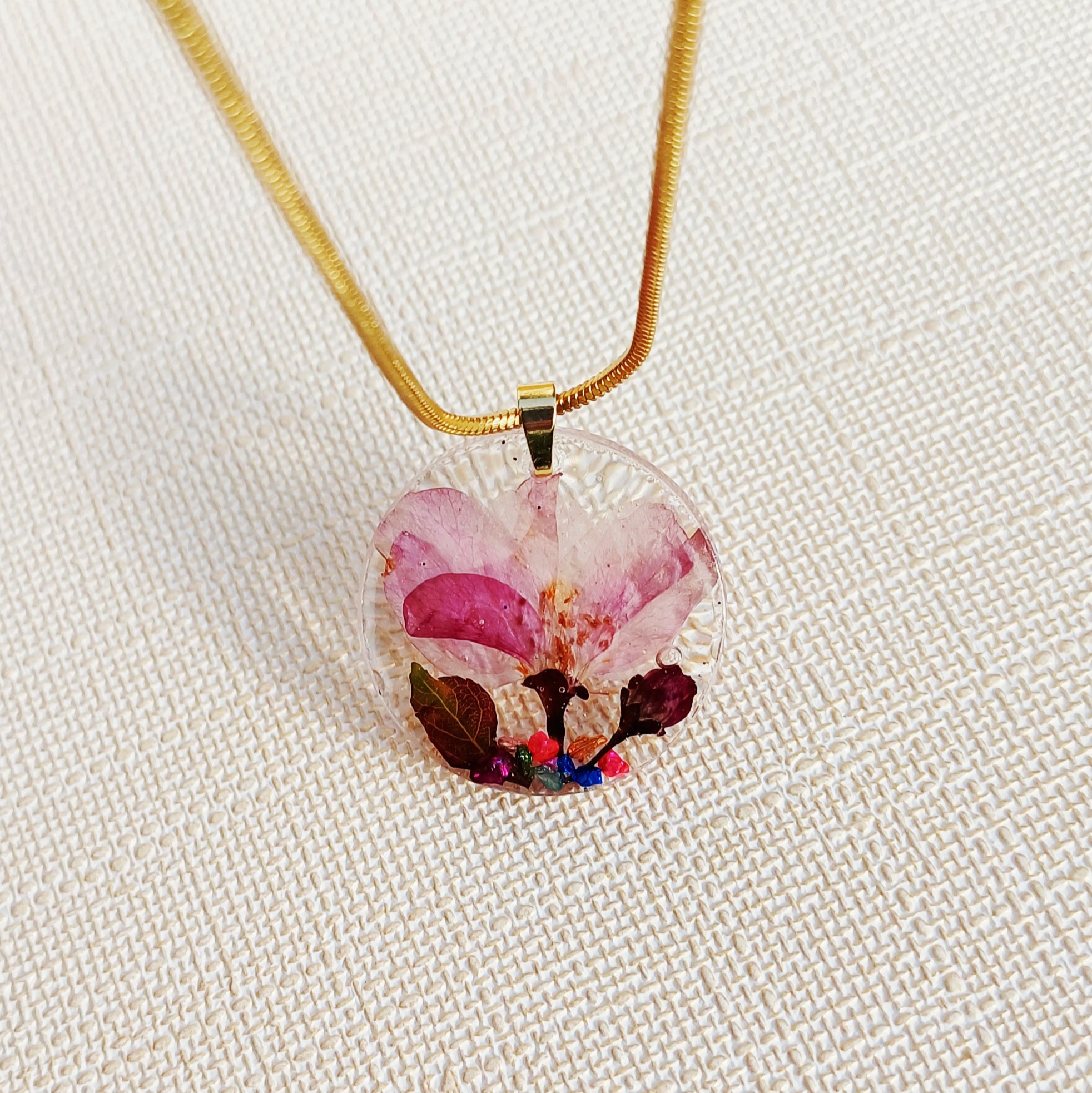 Collier Fleur Violette et Cristaux Colorés