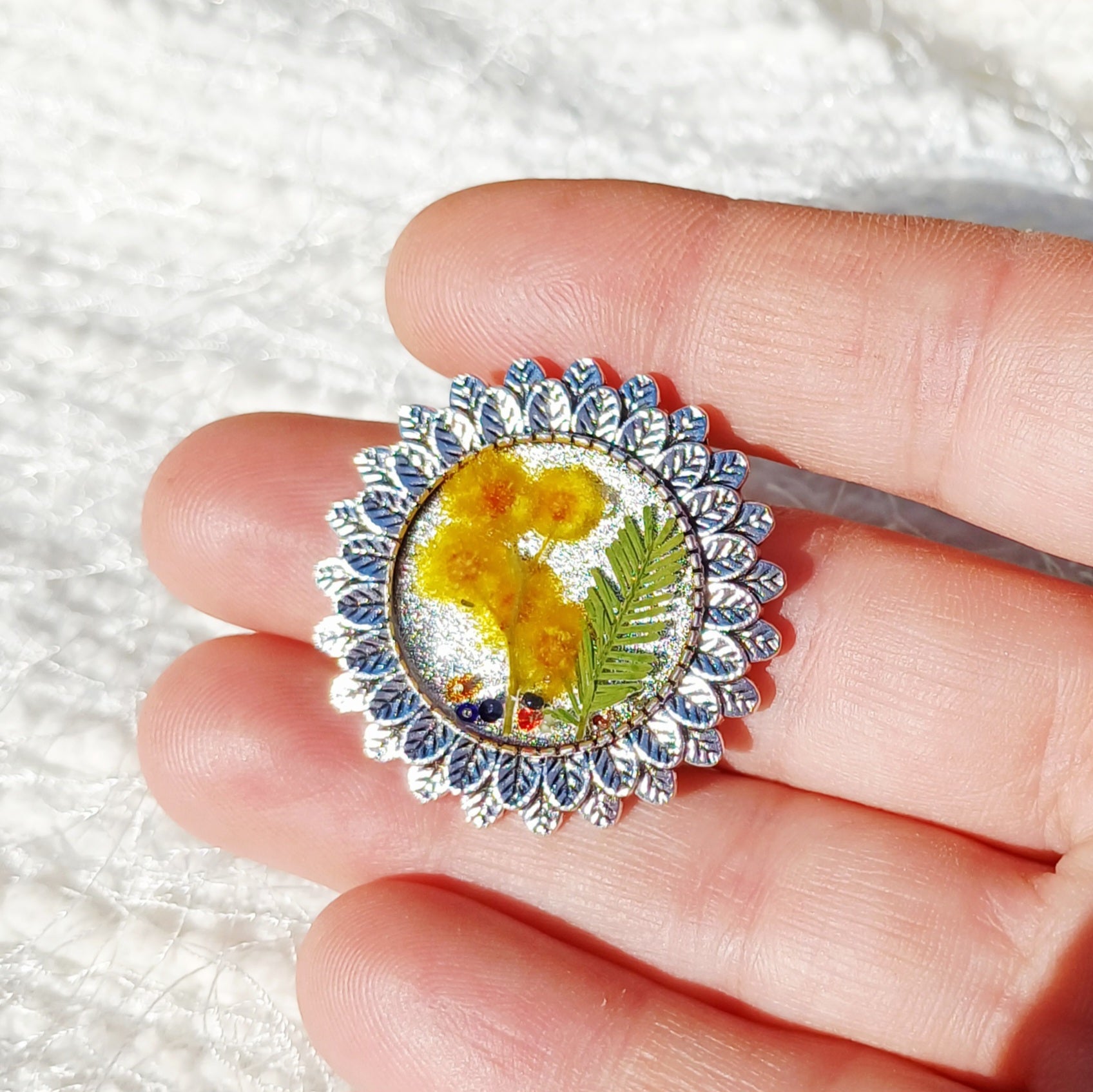 Broche Soleil de Mimosa – Joie et Tendresse