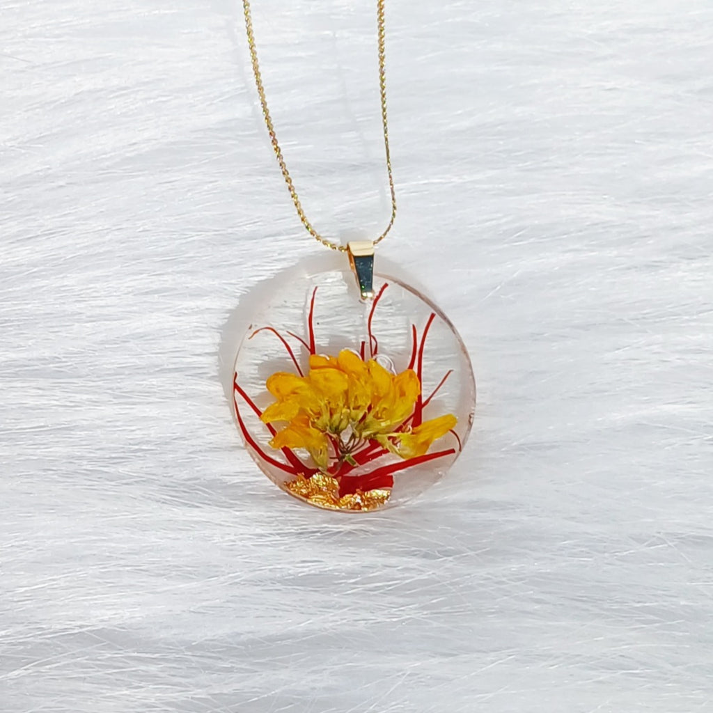 Collier Fleur de Safran – Éclat Rare et Précieux