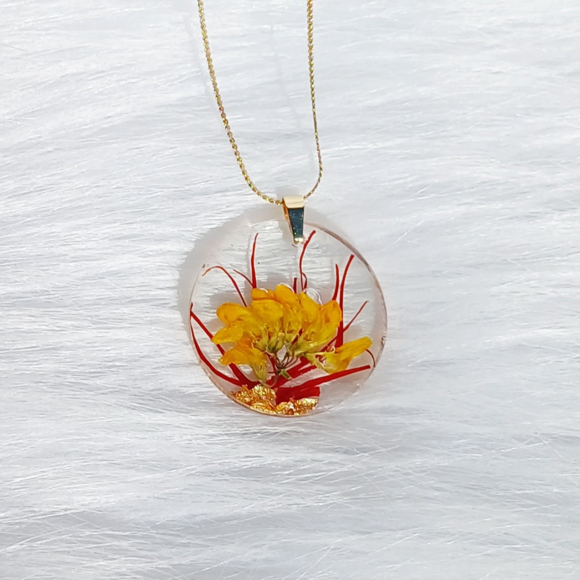 Collier Fleur de Safran – Éclat Rare et Précieux