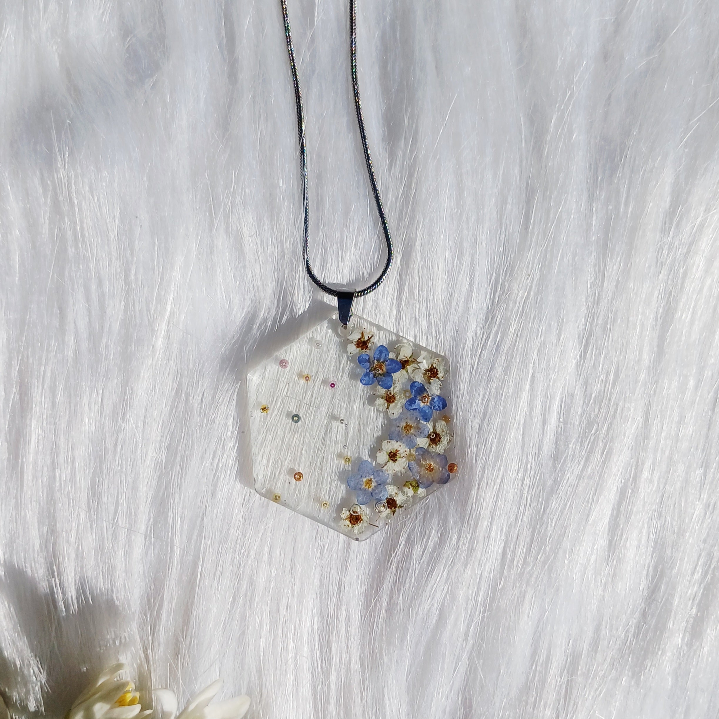 Collier Fleurs de Spirées – Harmonie et Nature