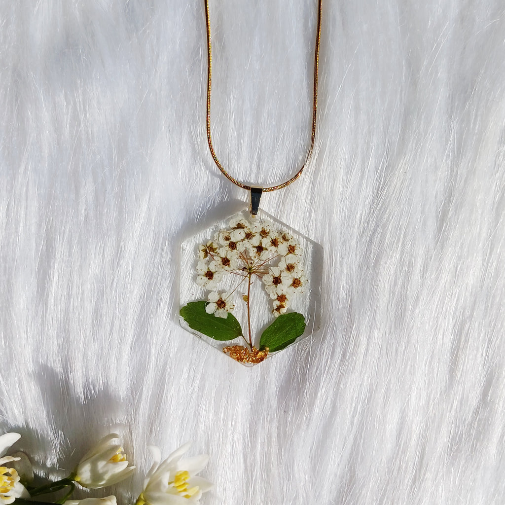 Collier Fleur de Spirée – Douceur