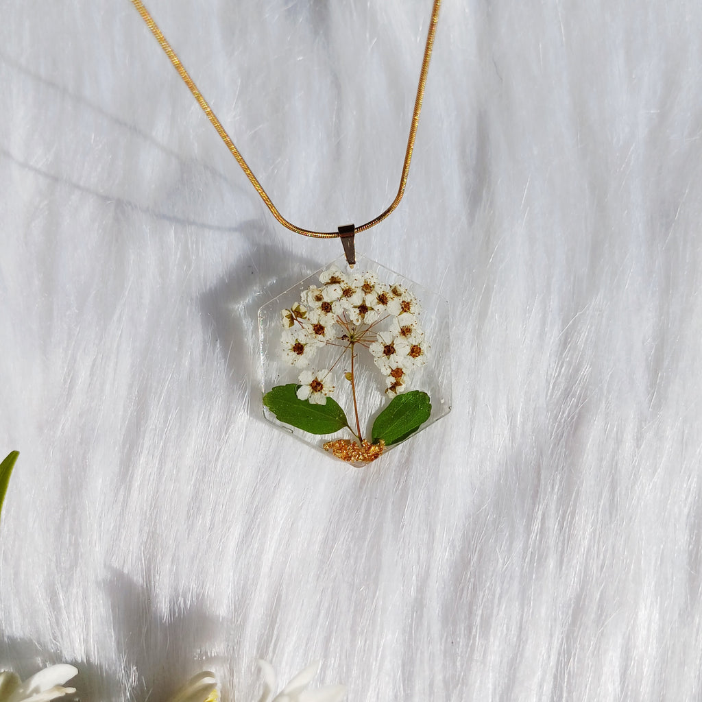 Collier Fleur de Spirée – Douceur
