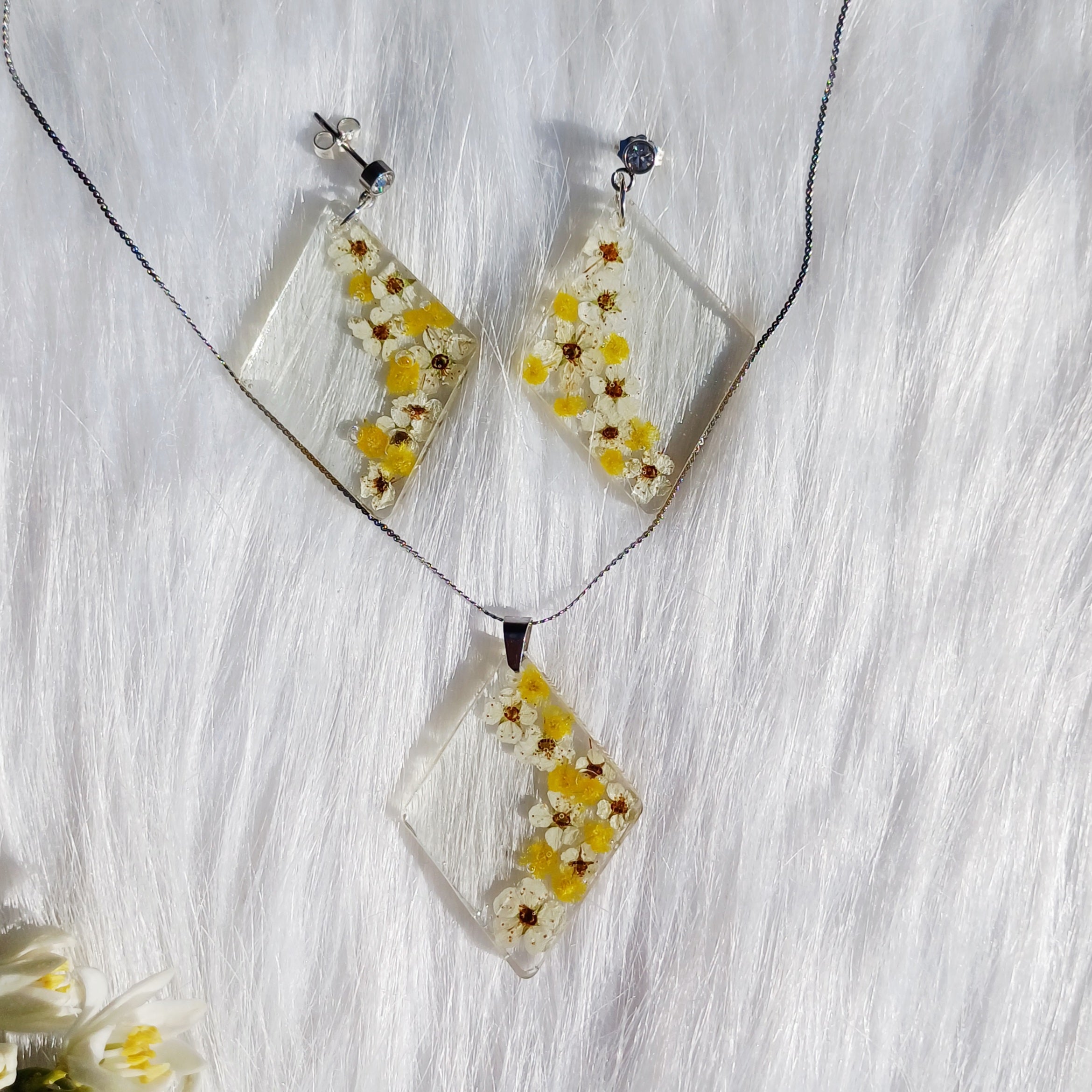 Parure Fleurs de Spirées – Renouveau et Douceur