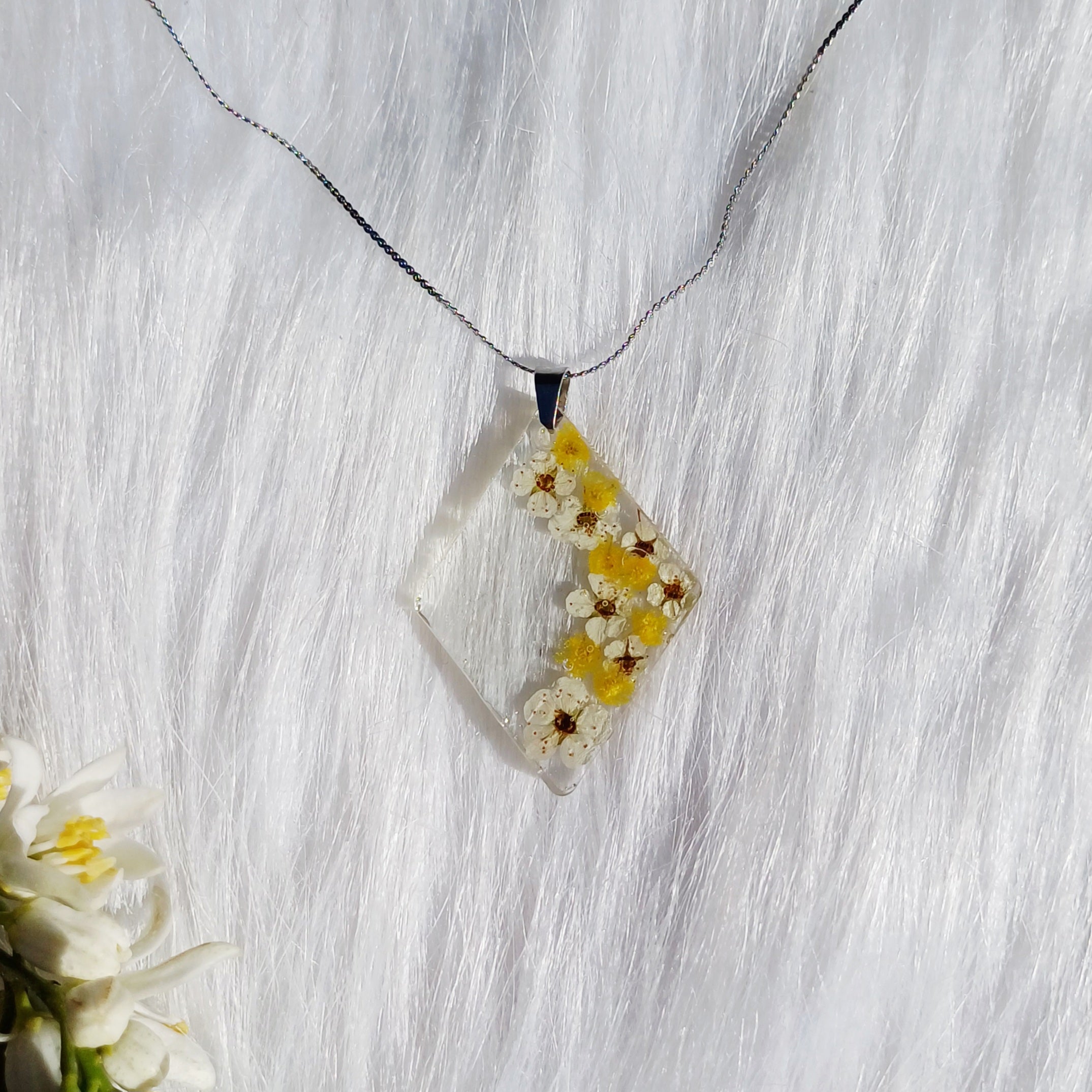 Collier Fleurs de Spirées et Mimosa – Renouveau