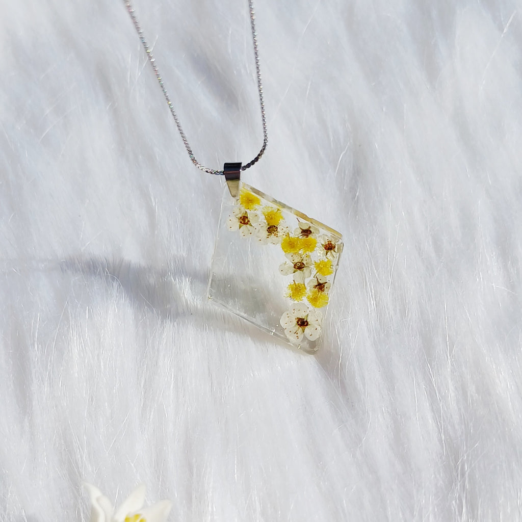 Collier Fleurs de Spirées et Mimosa – Renouveau