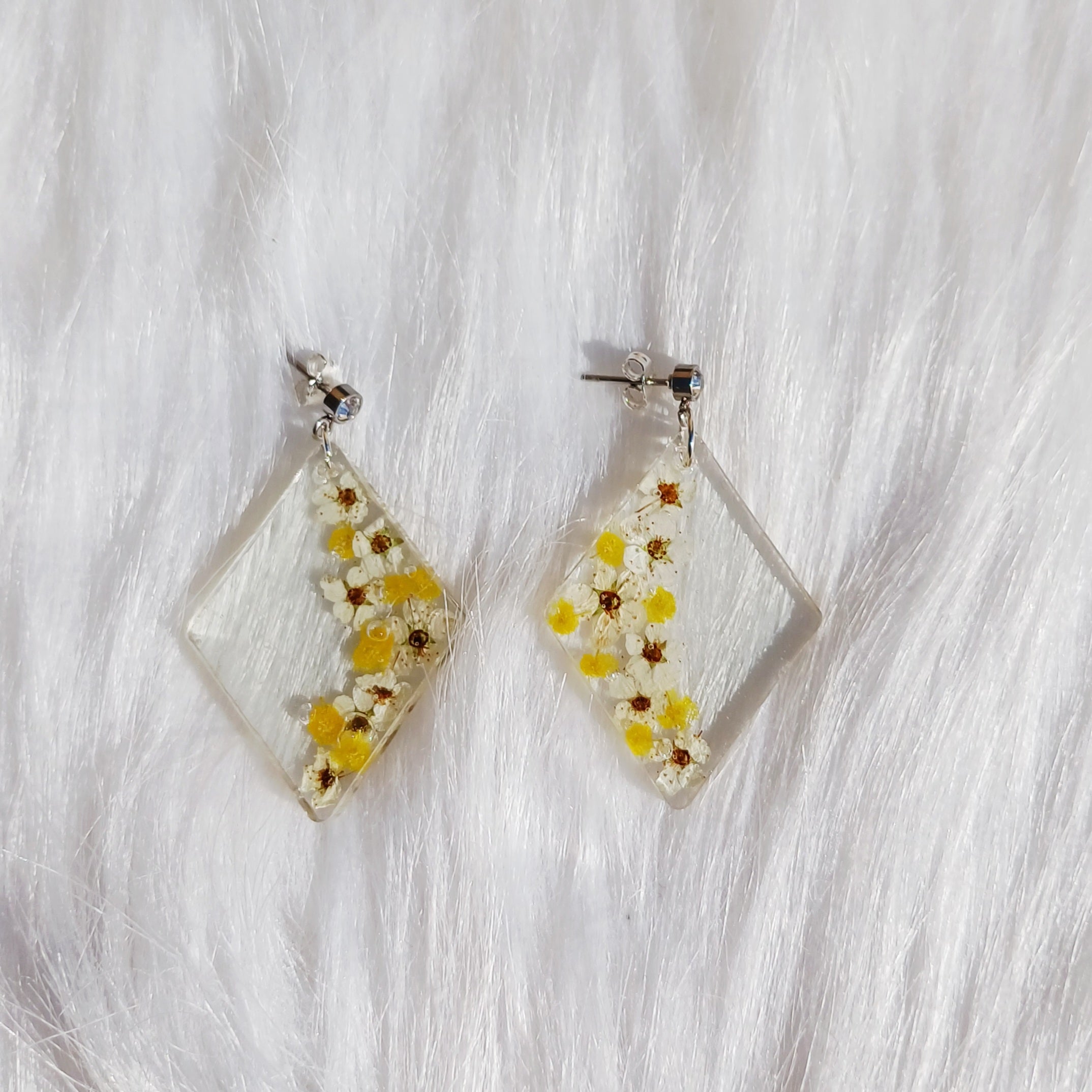 Boucles d'oreilles Éclat de Spirées – Pureté et Nature