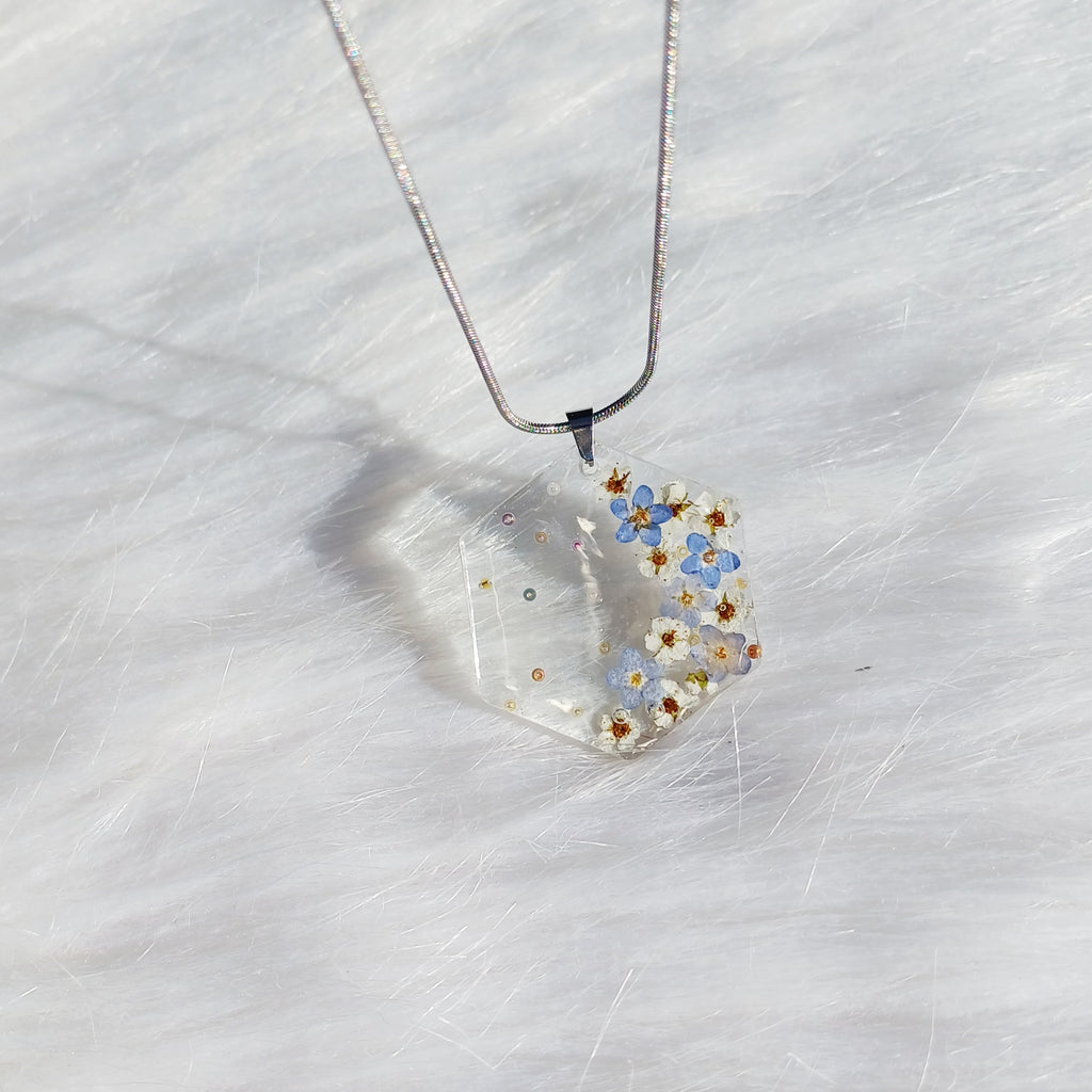 Collier Fleurs de Spirées – Harmonie et Nature