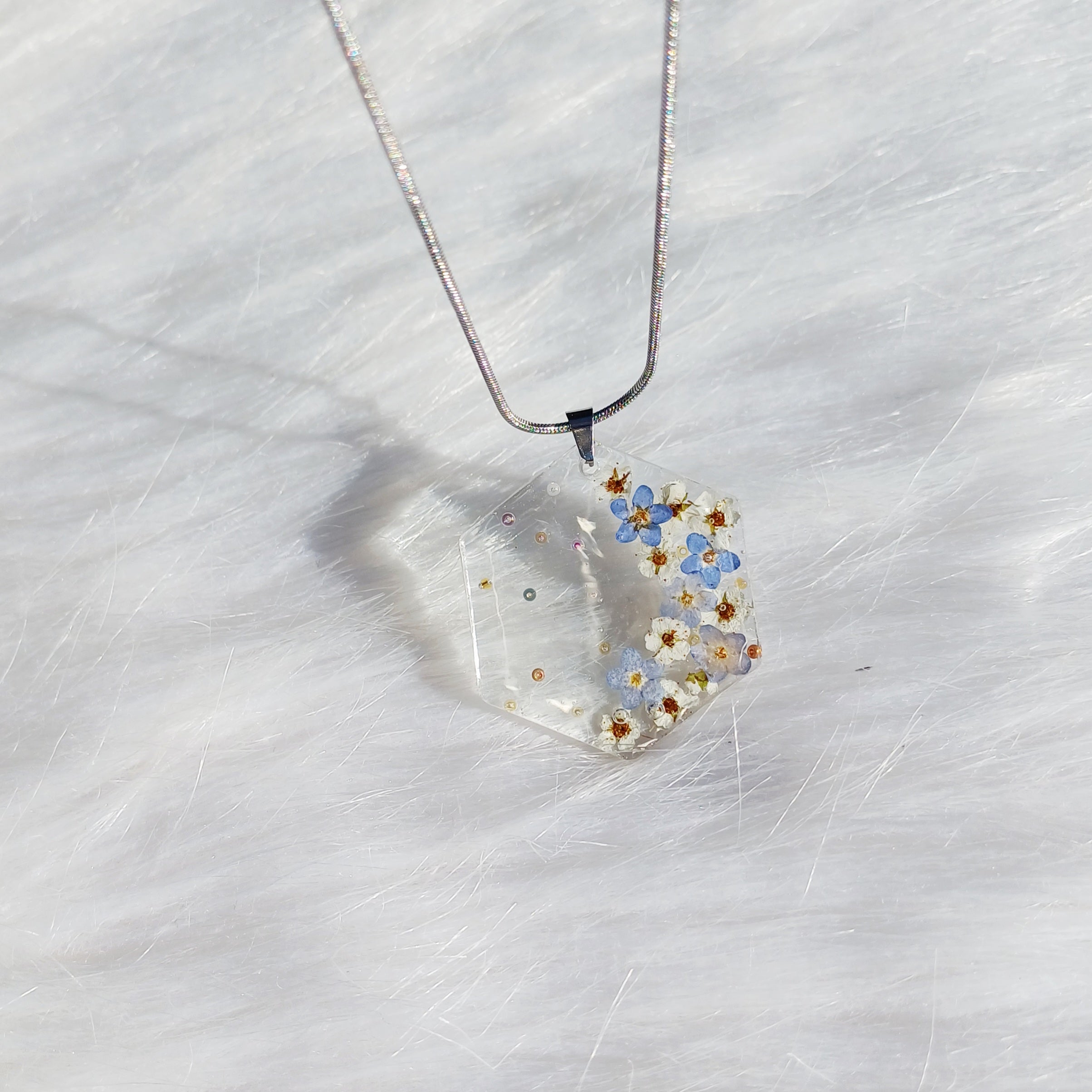 Collier Fleurs de Spirées – Harmonie et Nature