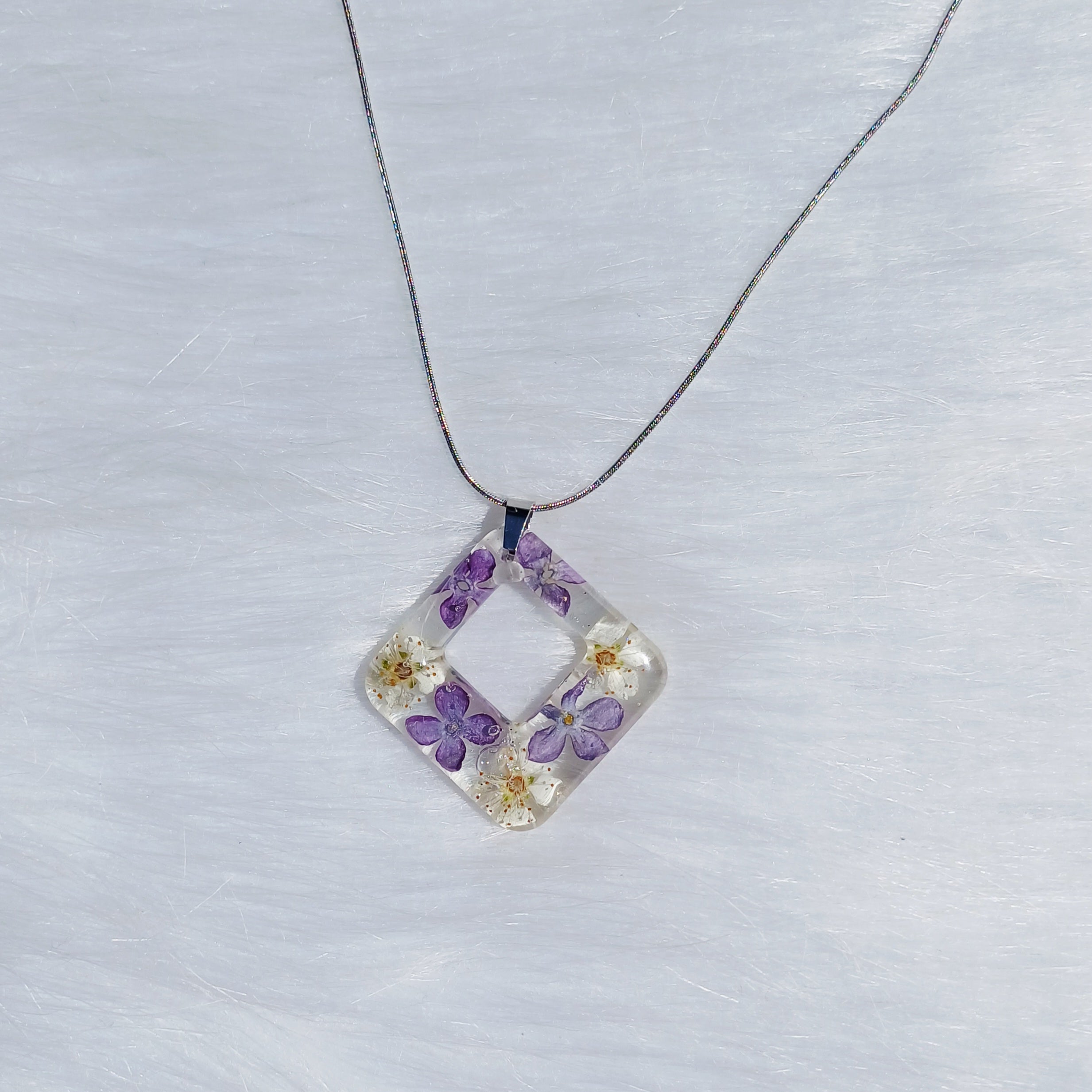 Collier Fleur de Lilas – Douceur et Souvenir