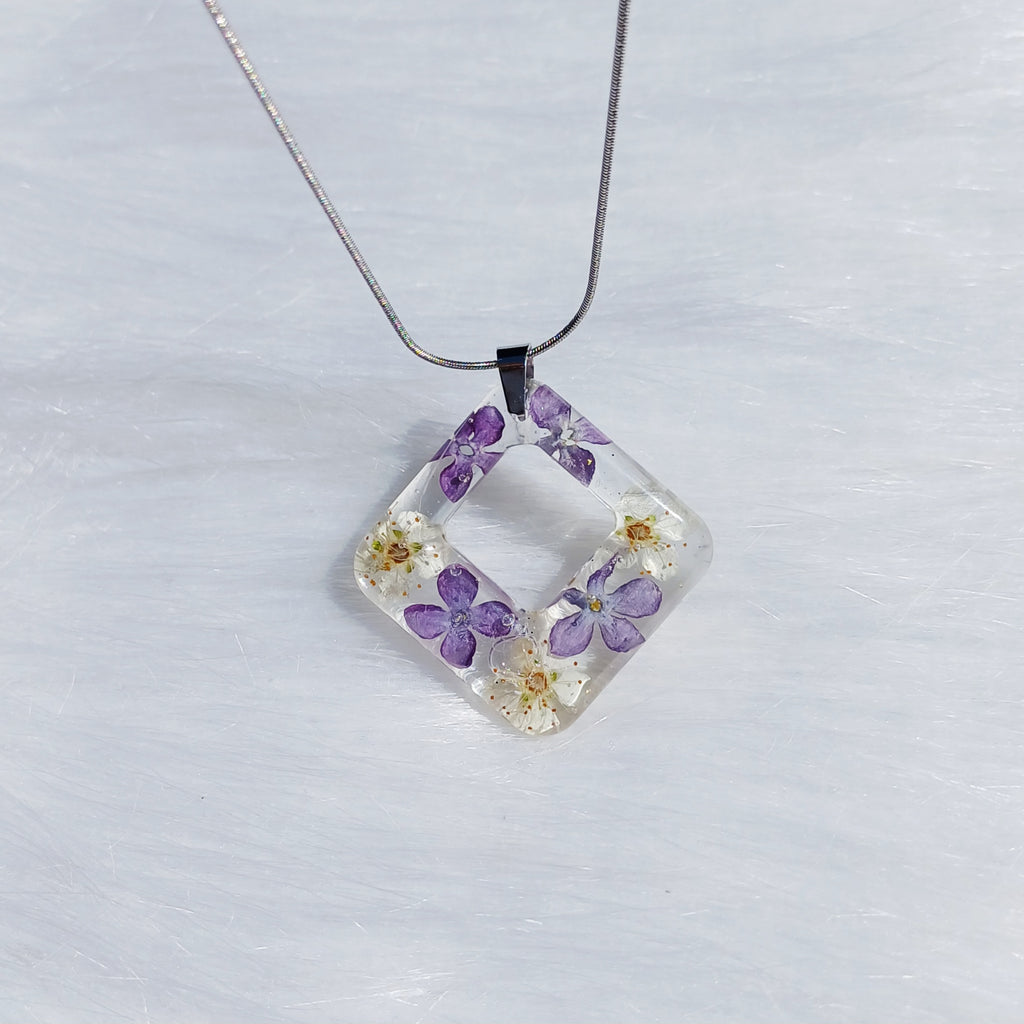 Collier Fleur de Lilas – Douceur et Souvenir