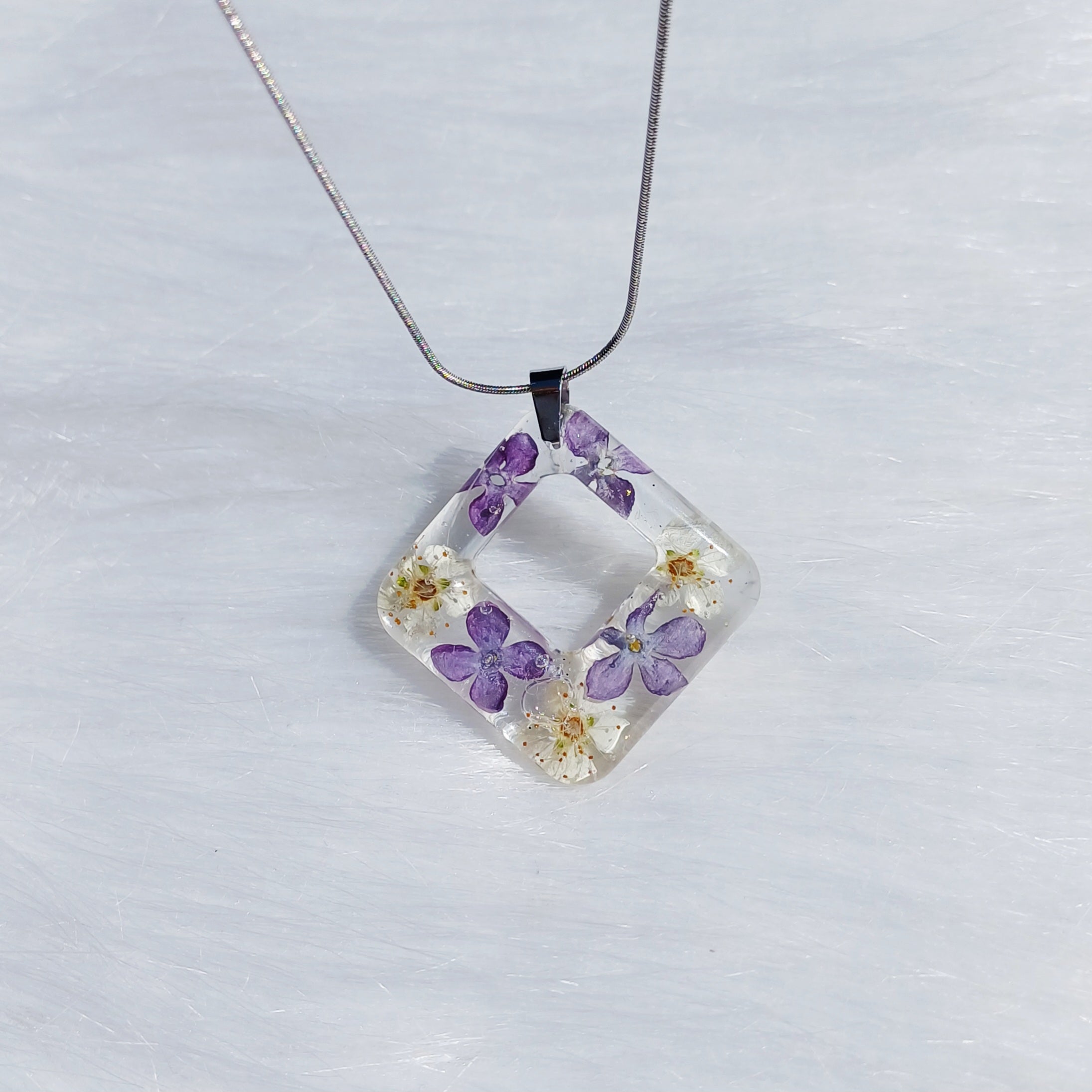 Collier Fleur de Lilas – Douceur et Souvenir