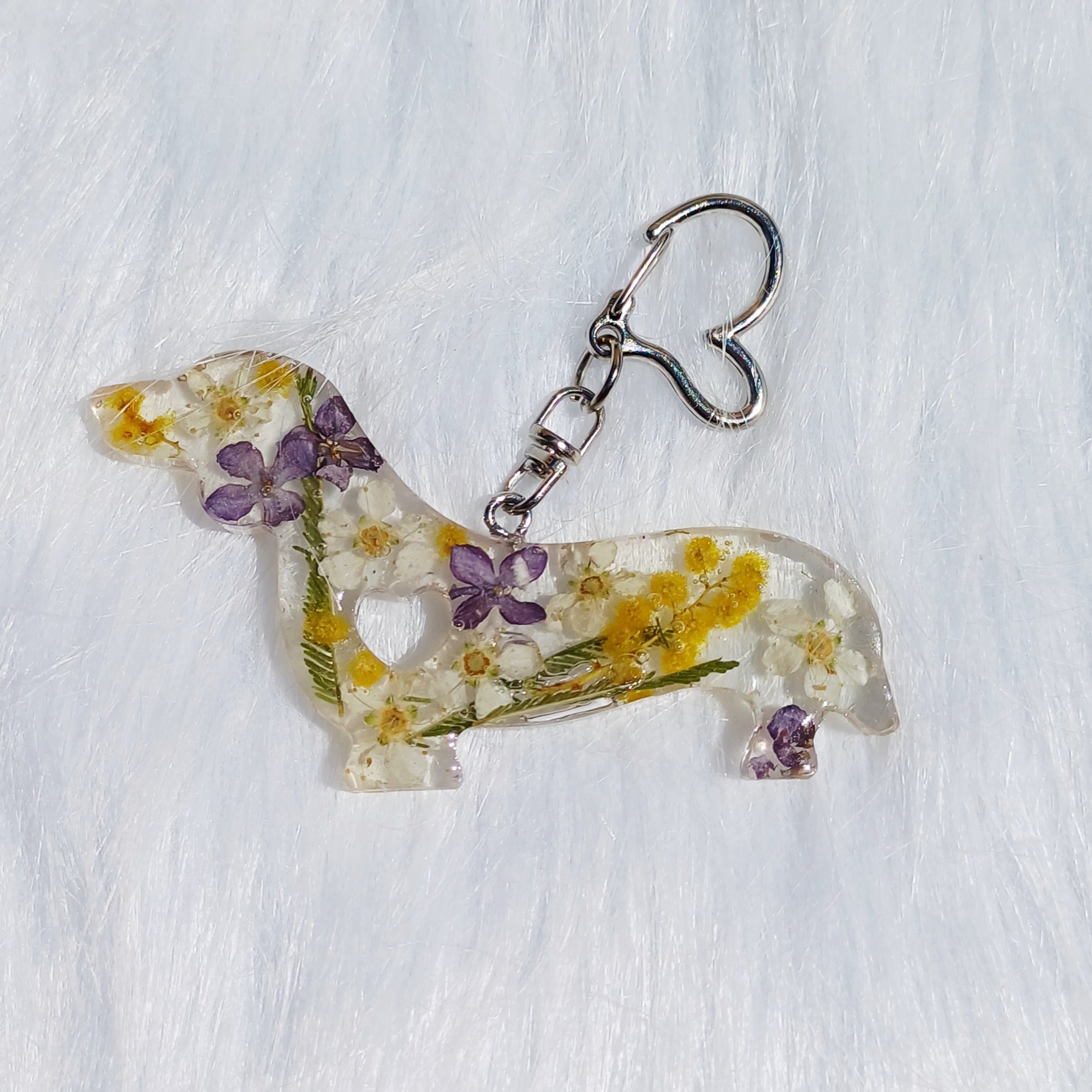 Porte-clé Teckel Lilas et Mimosa – Douceur et Joie