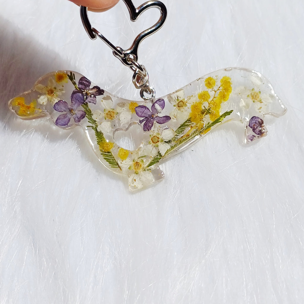 Porte-clé Teckel Lilas et Mimosa – Douceur et Joie