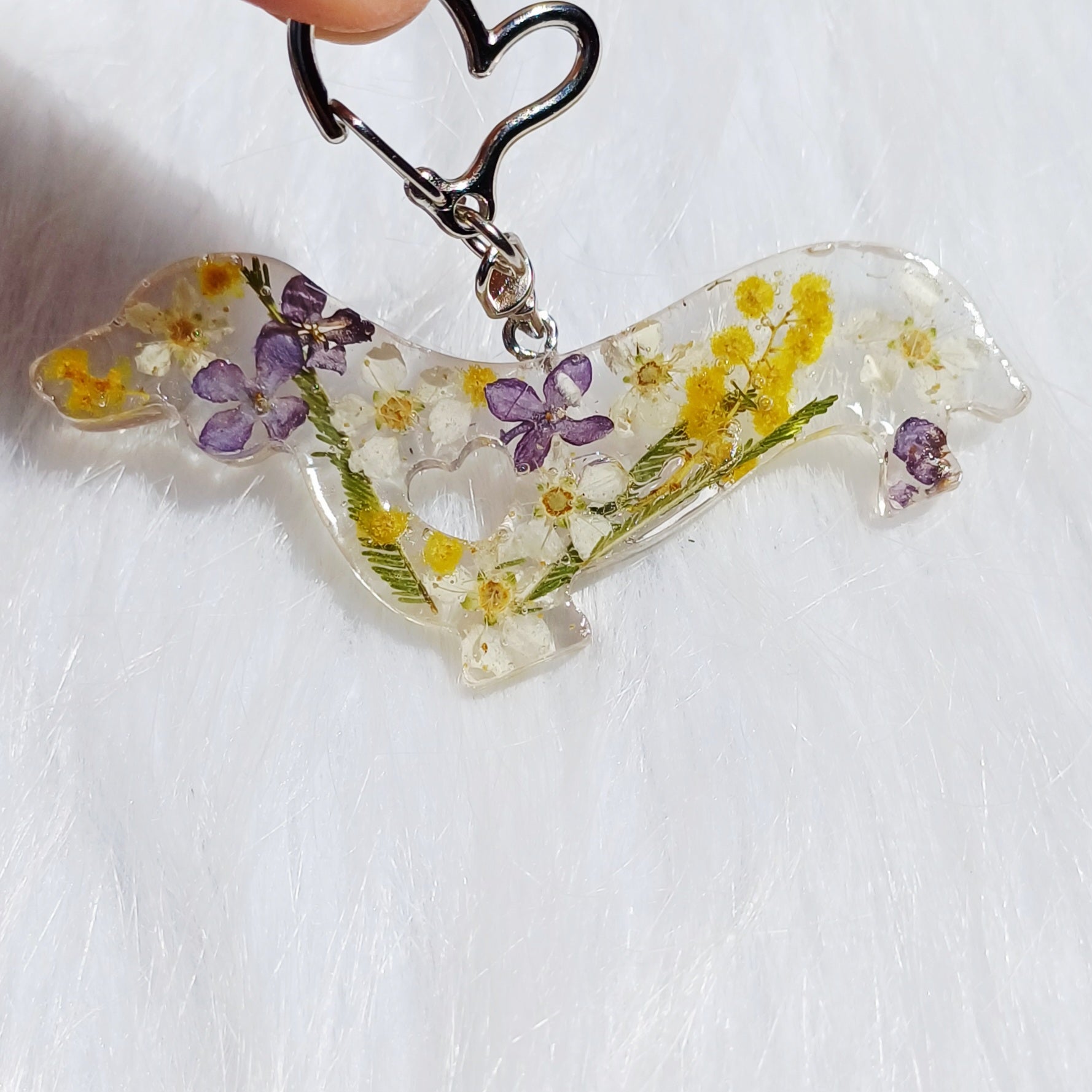 Porte-clé Teckel Lilas et Mimosa – Douceur et Joie