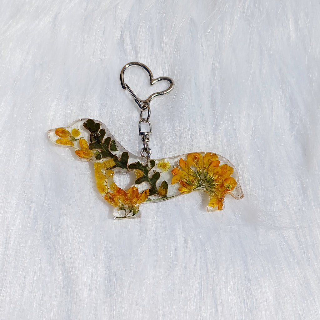 Porte-clé Teckel Fougère et fleurs jaunes – Nature et Douceur – Fait Main