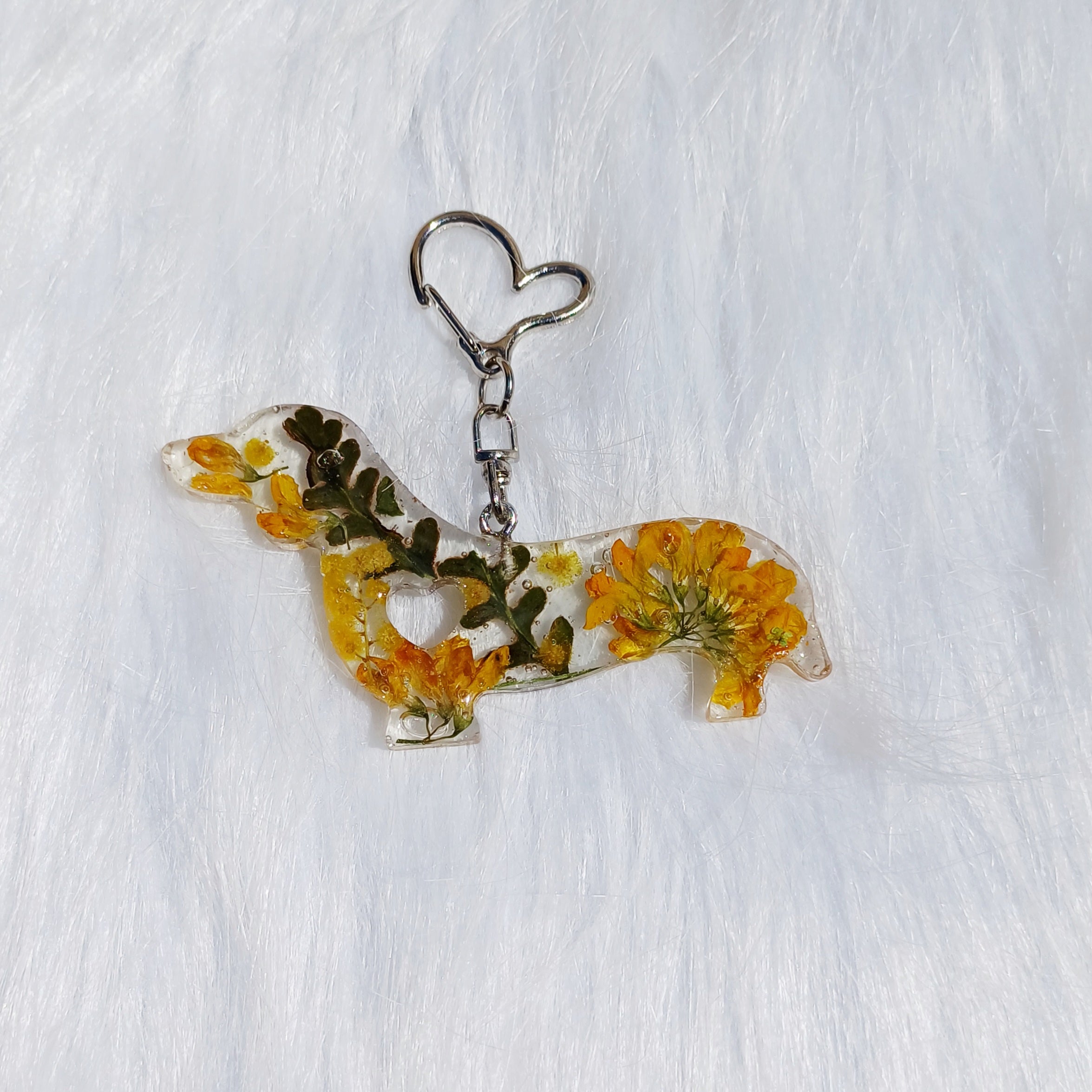 Porte-clé Teckel Fougère et fleurs jaunes – Nature et Douceur – Fait Main