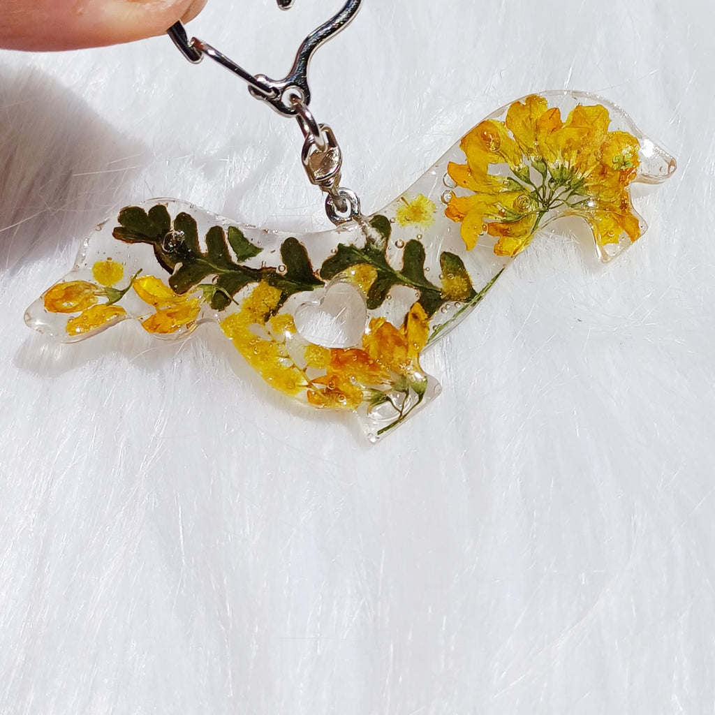 Porte-clé Teckel Fougère et fleurs jaunes – Nature et Douceur – Fait Main