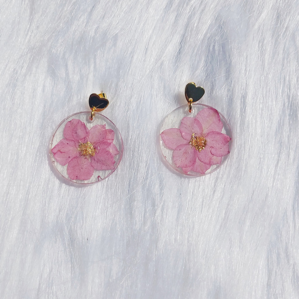 Boucles d’Oreilles Delphinium – Harmonie et Légèreté