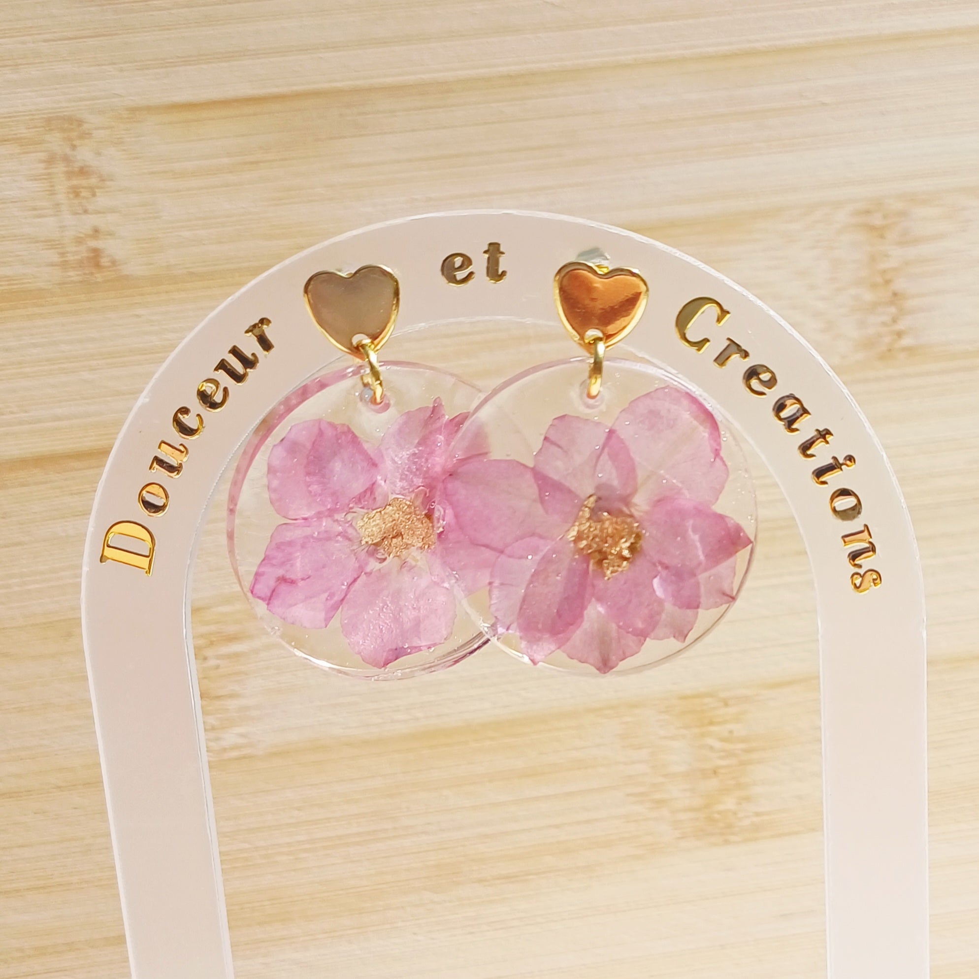 Boucles d’Oreilles Delphinium – Harmonie et Légèreté