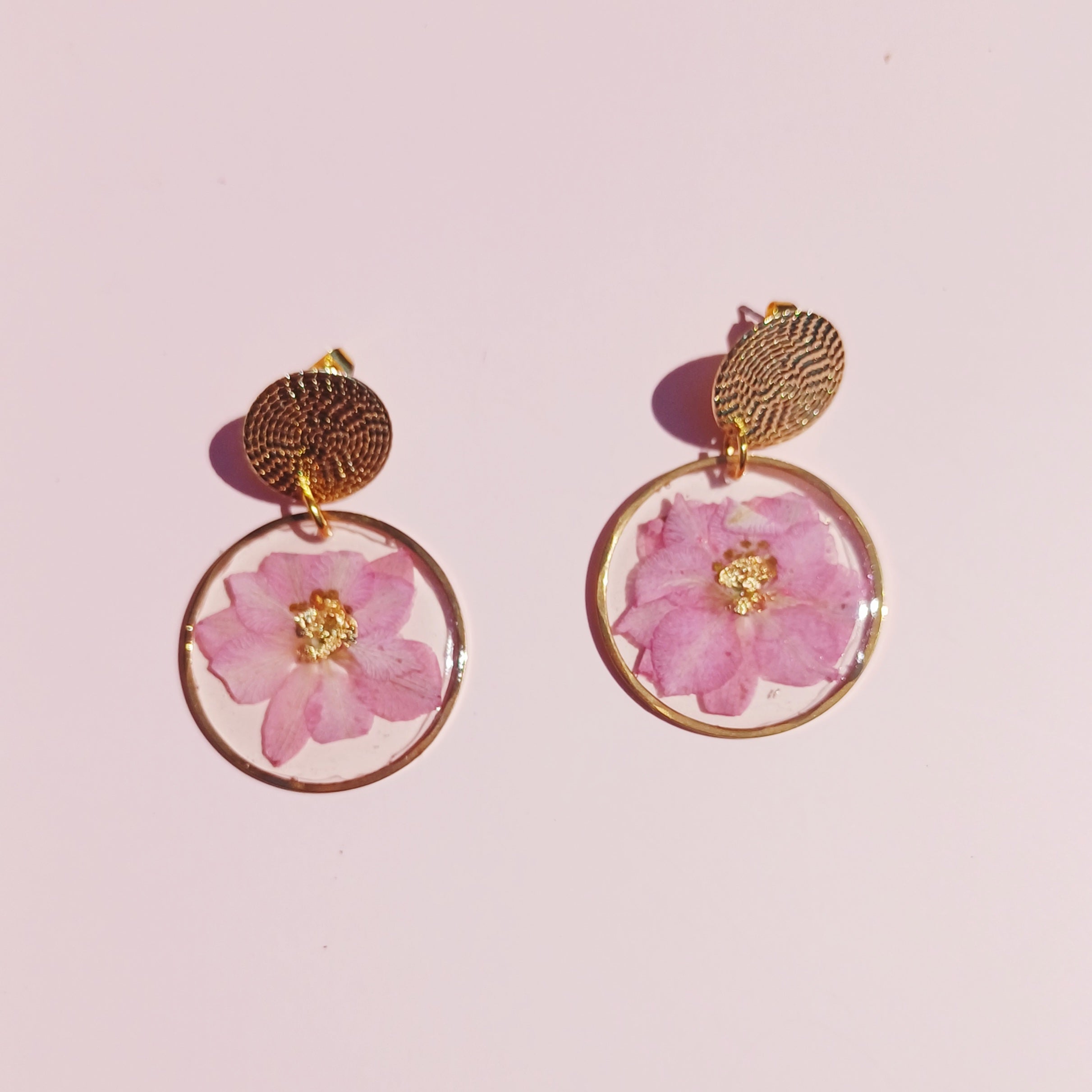 Boucles d’Oreilles Delphinium Rose – Douceur et Harmonie