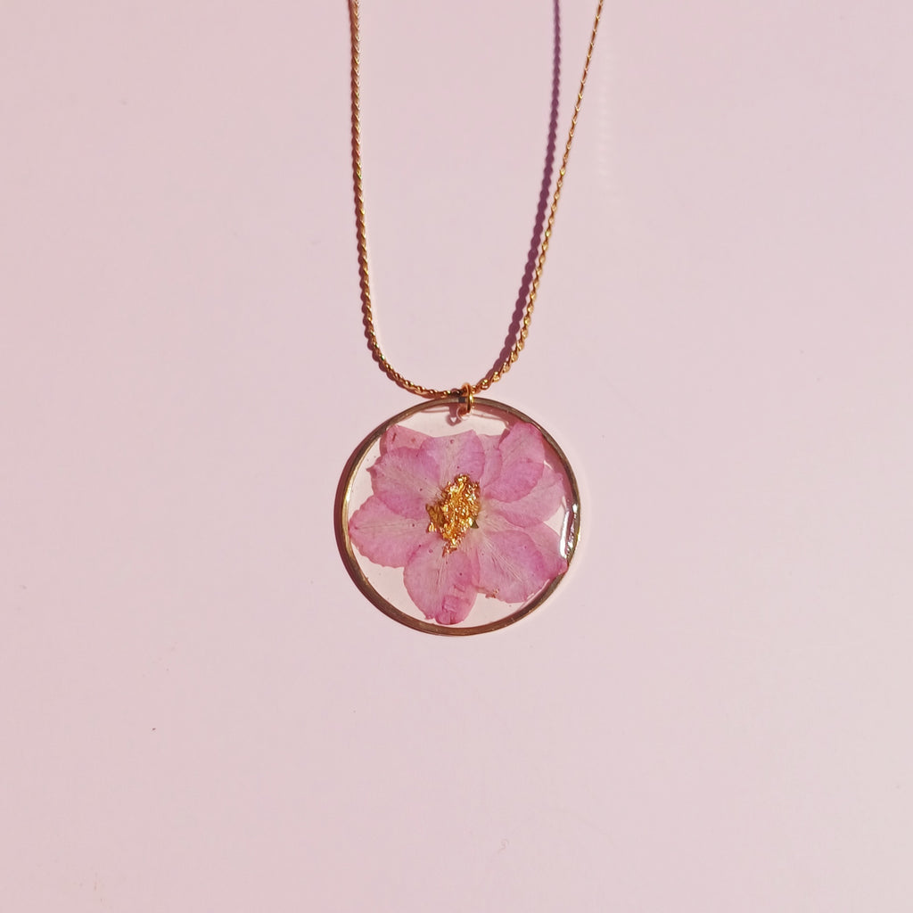 Collier Fleur Delphinium Rose – Harmonie et Douceur