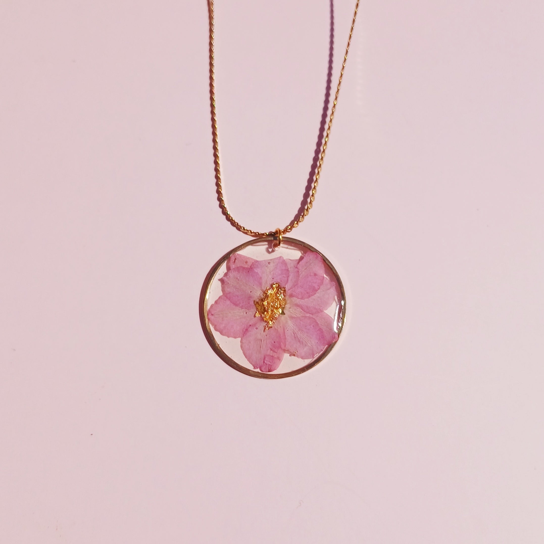 Collier Fleur Delphinium Rose – Harmonie et Douceur