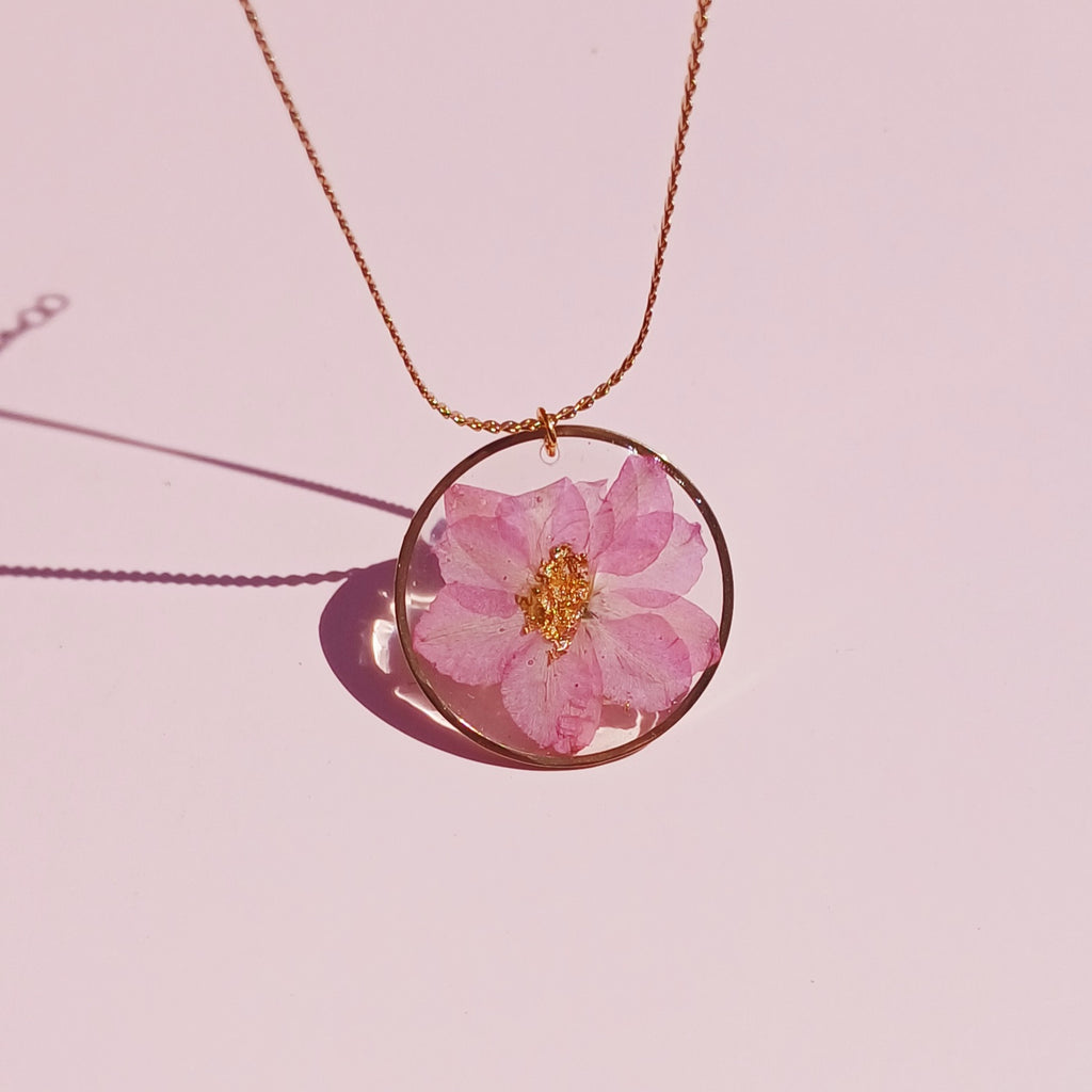 Collier Fleur Delphinium Rose – Harmonie et Douceur