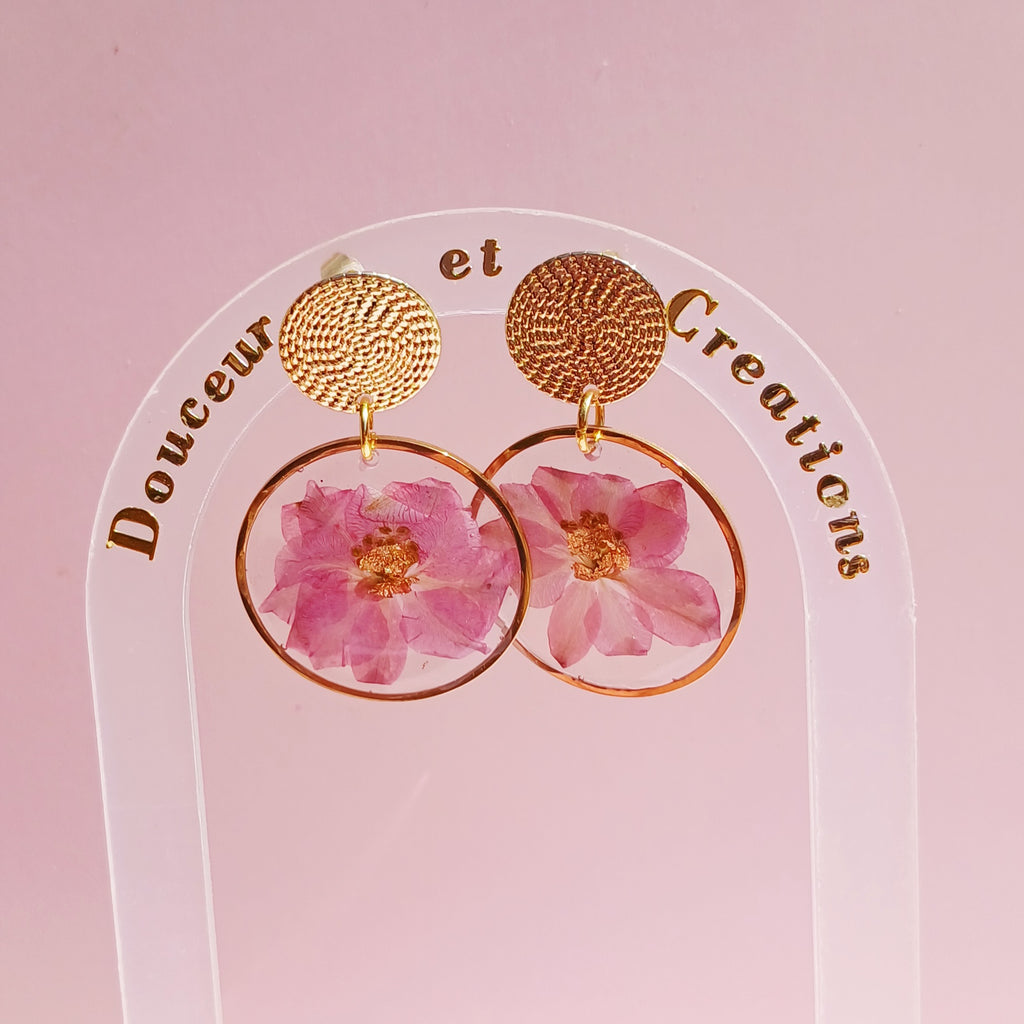 Boucles d’Oreilles Delphinium Rose – Douceur et Harmonie