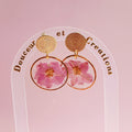 Boucles d’Oreilles Delphinium Rose – Douceur et Harmonie