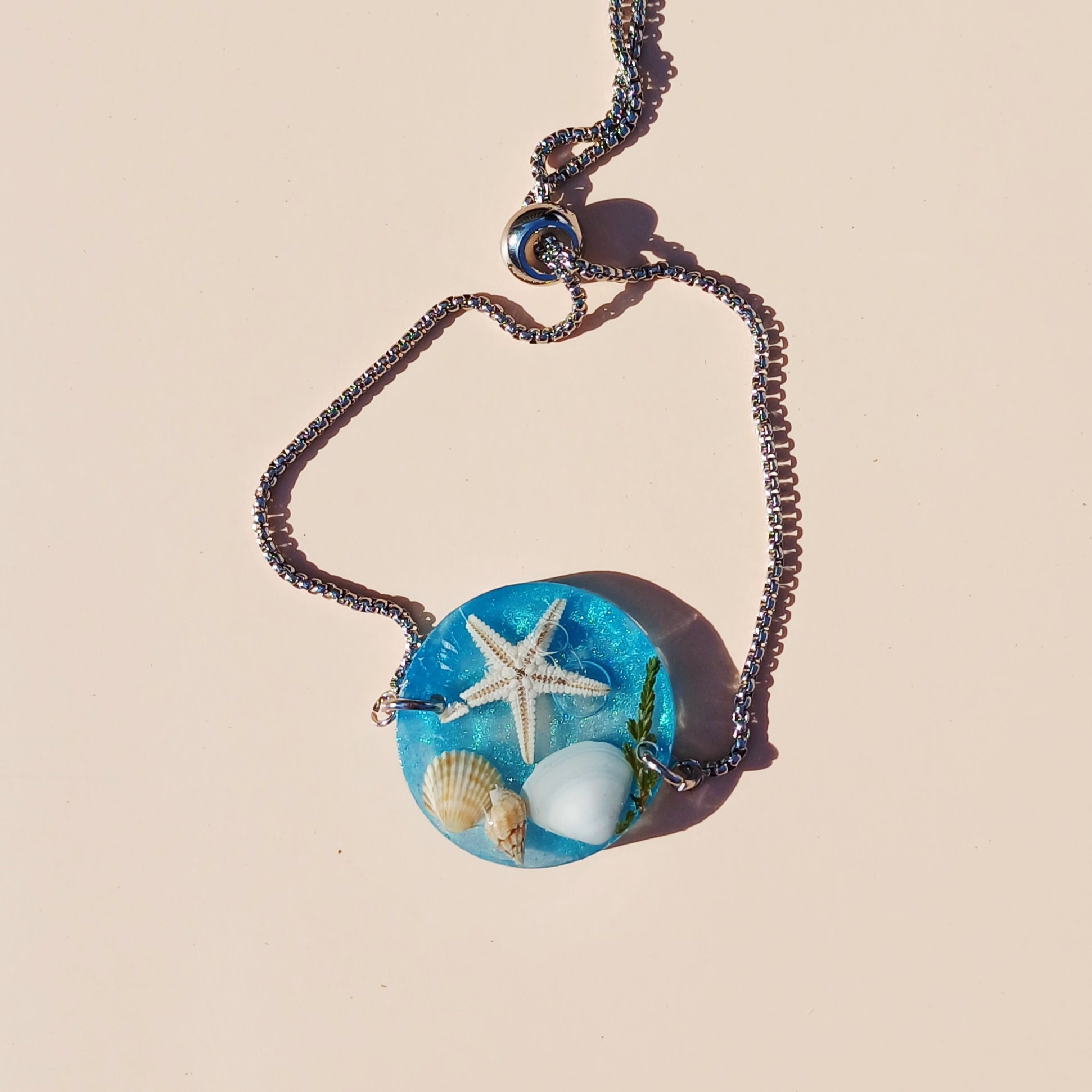 Bracelet Ajustable Coquillages et Galets – Côte d’Azur