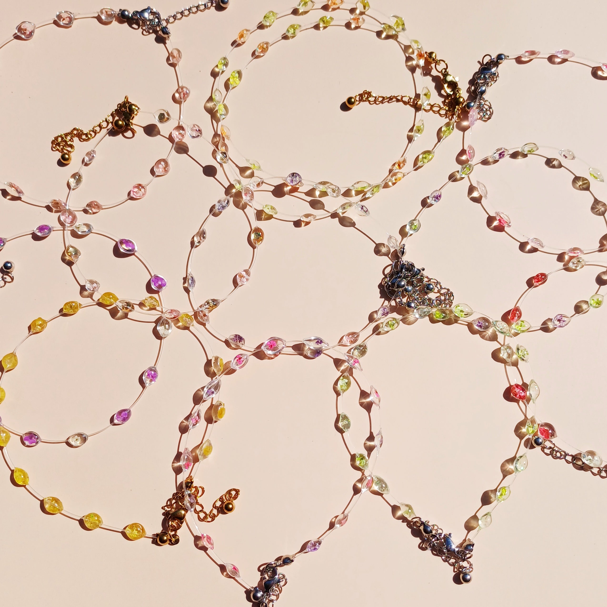 Bracelet de Cheville Fleuri – Mini Fleurs Séchées et Gouttes de Résine