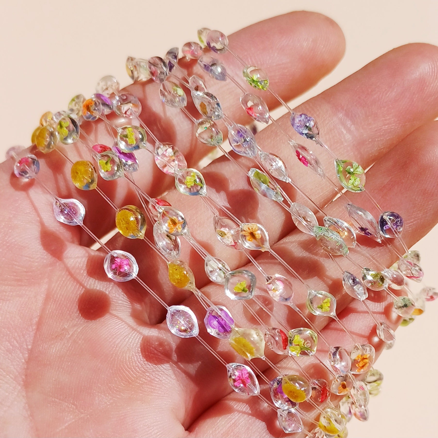 Bracelet de Cheville Fleuri – Mini Fleurs Séchées et Gouttes de Résine