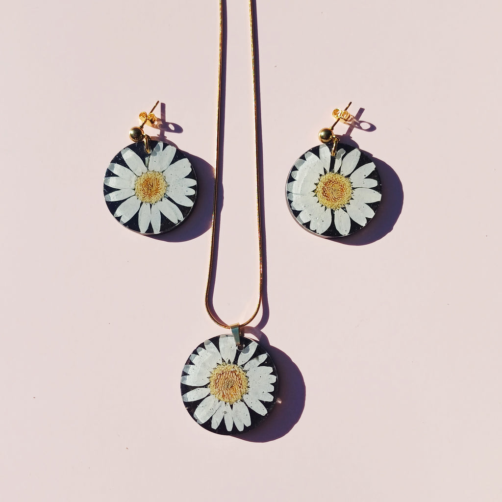 Parure Marguerite sur fond Noir
