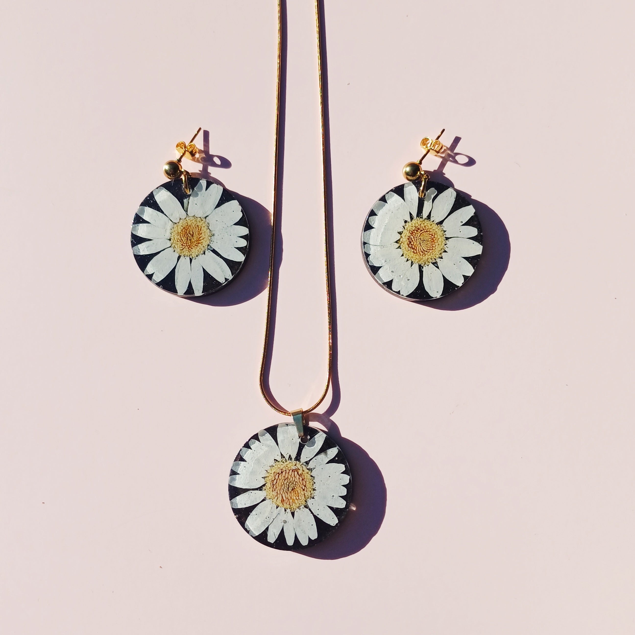 Parure Marguerite sur fond Noir