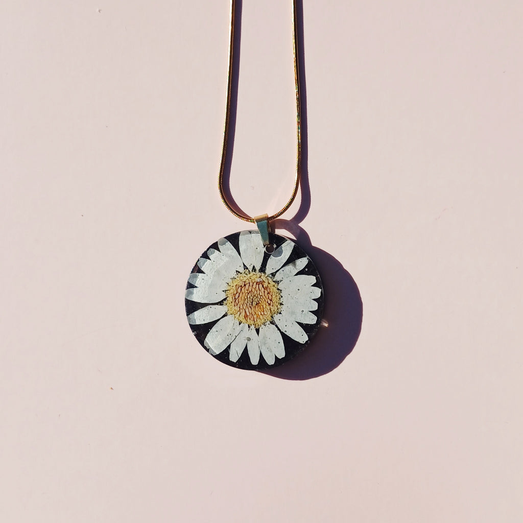 Collier Marguerite fond noir- Pureté et joie