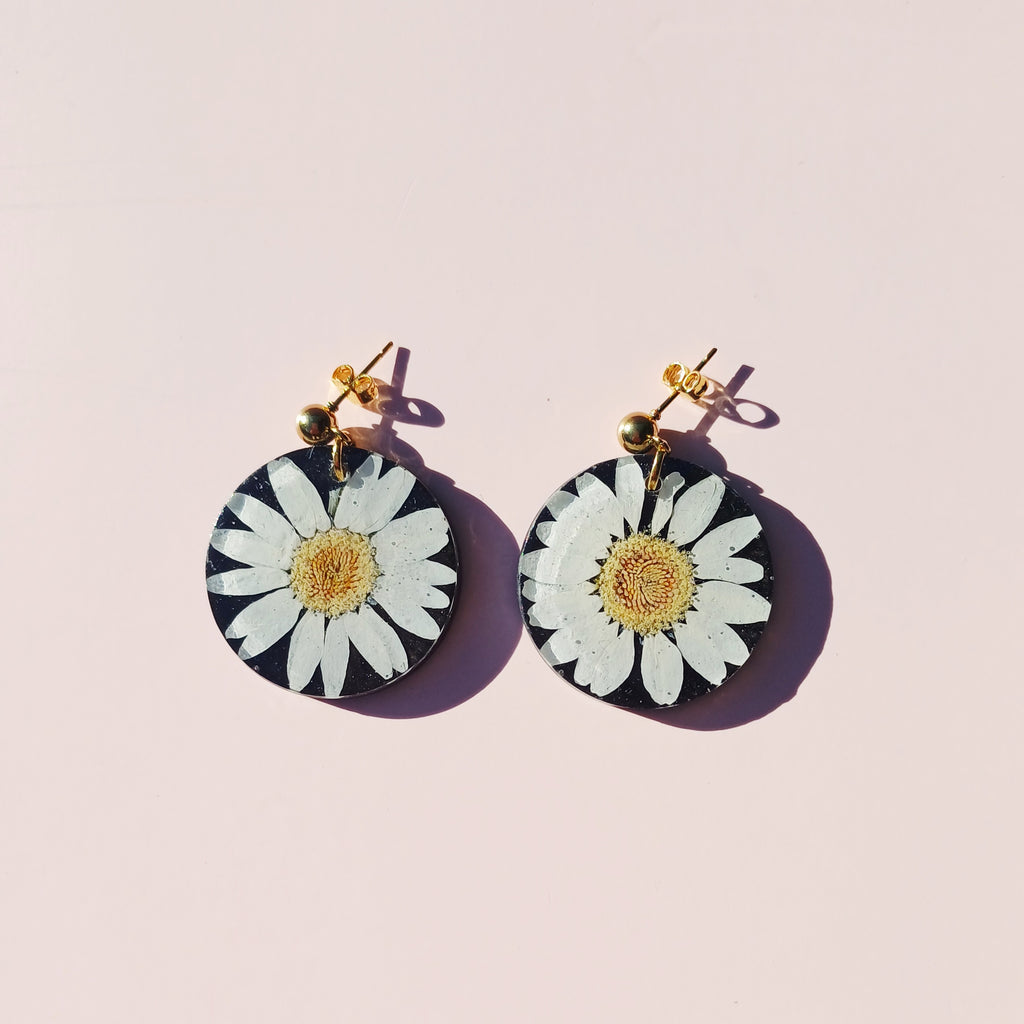 Parure Marguerite sur fond Noir