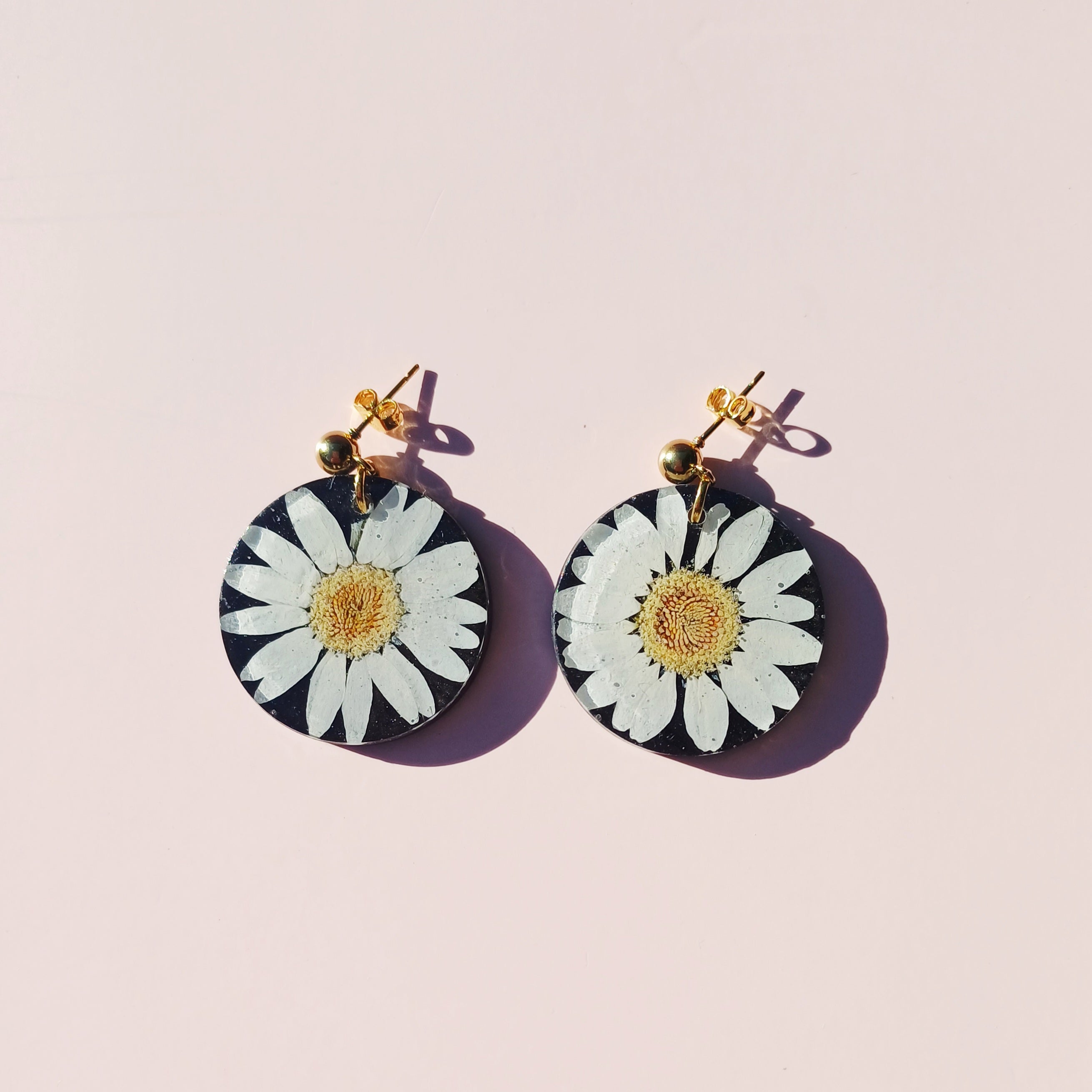 Parure Marguerite sur fond Noir
