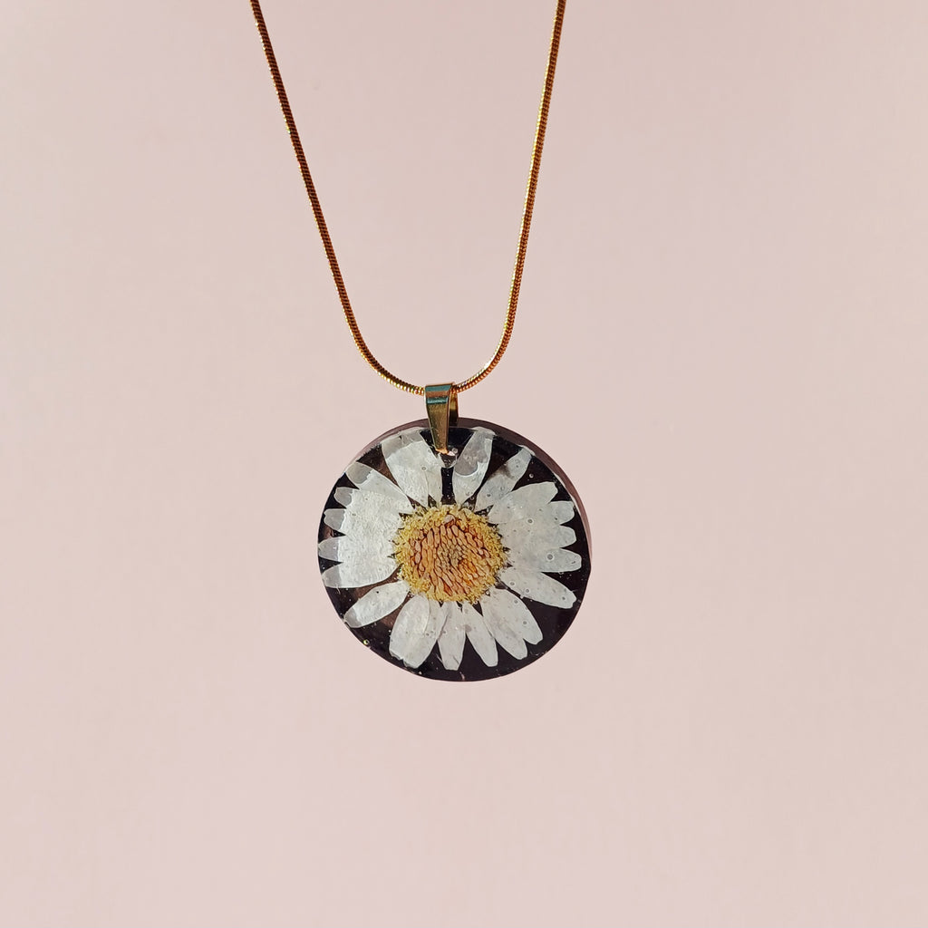 Parure Marguerite sur fond Noir