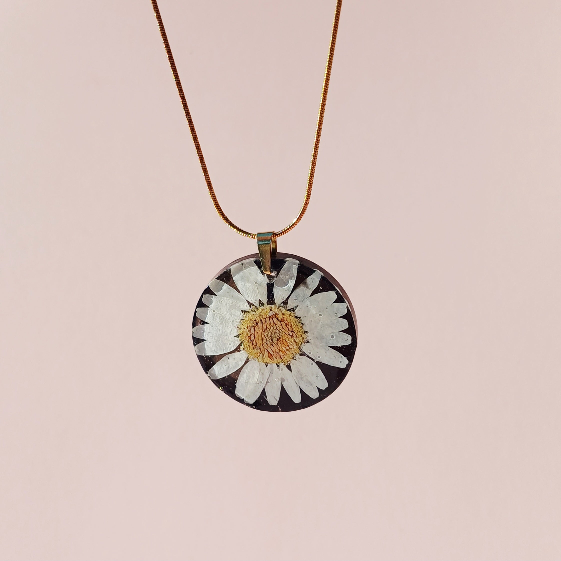 Parure Marguerite sur fond Noir