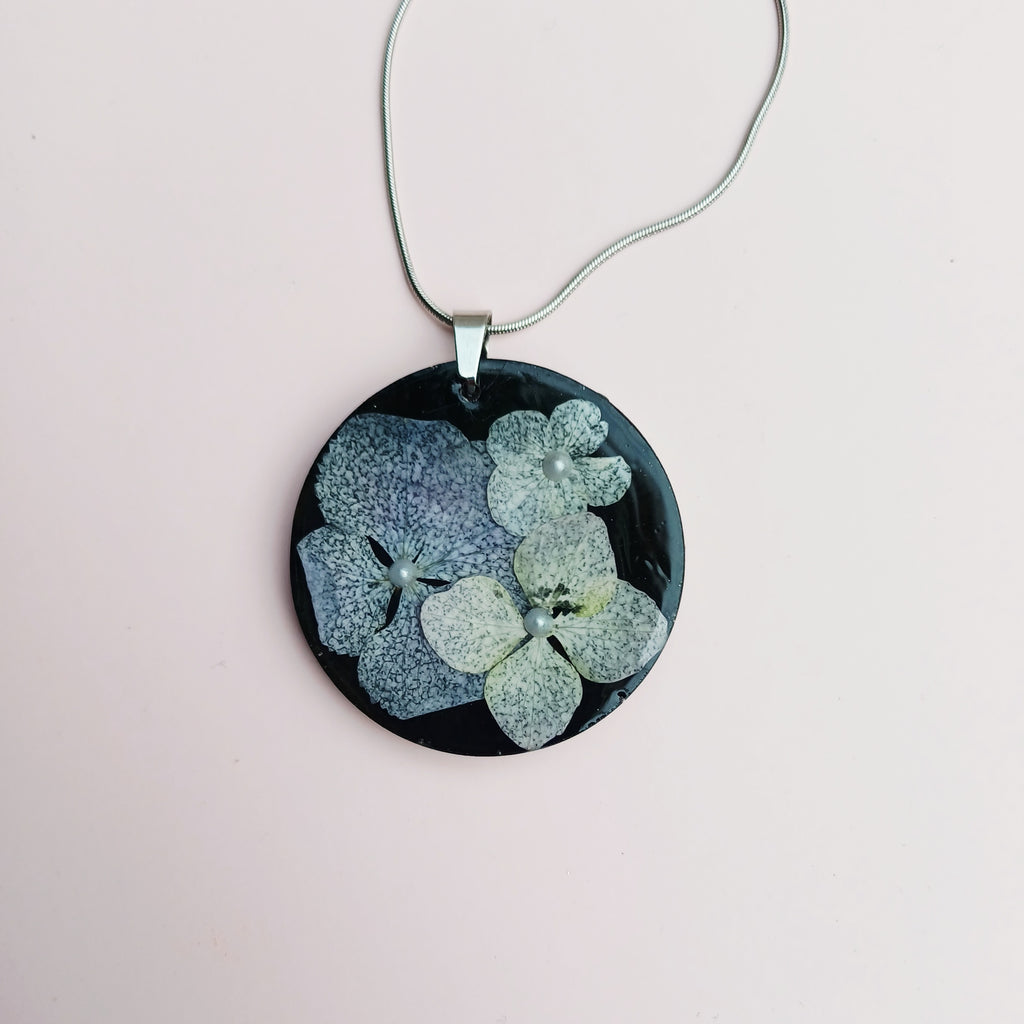 Collier Hortensia Bleu – Sérénité et Émotions