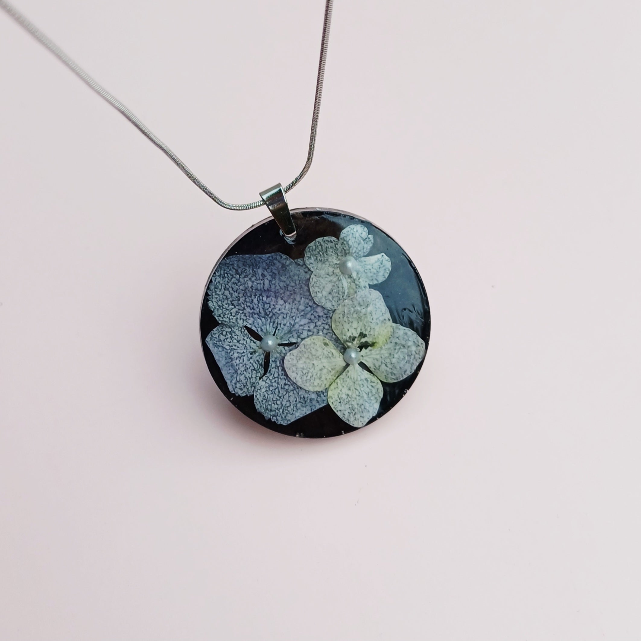 Collier Fleur d'Hortensia Séchée Fond Noir