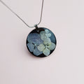 Collier Hortensia Bleu – Sérénité et Émotions