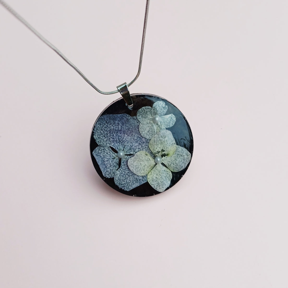 Collier Hortensia Bleu – Sérénité et Émotions